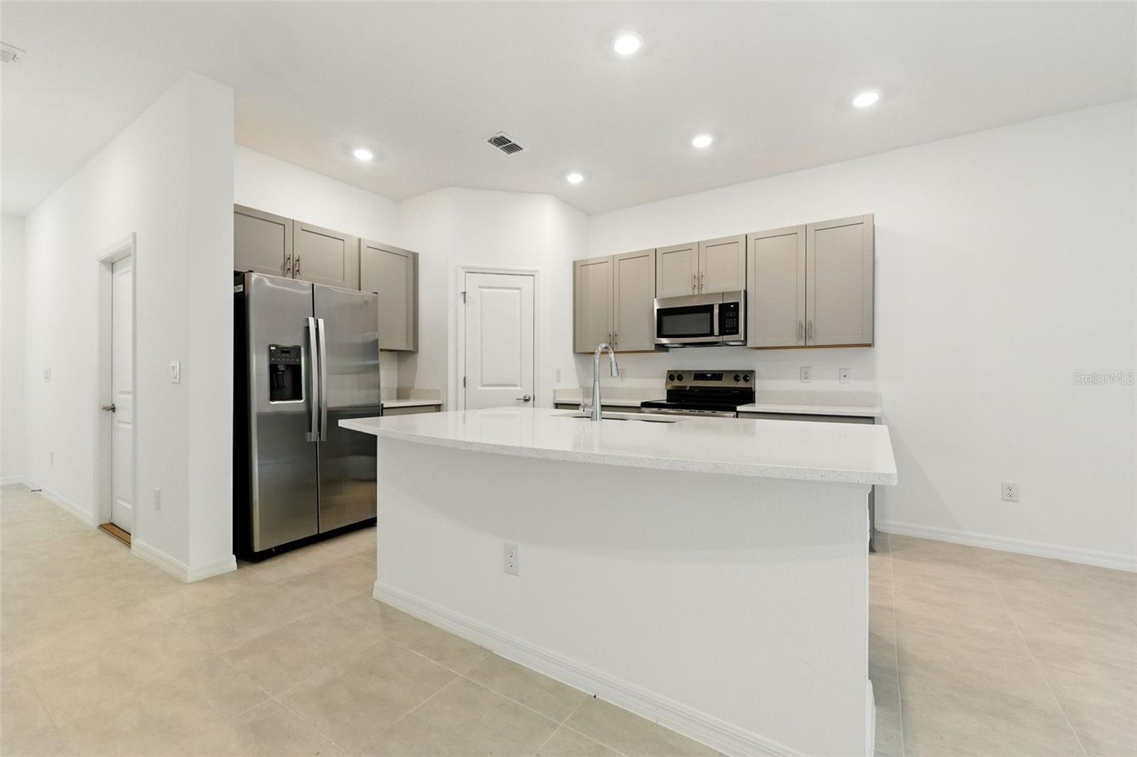 Listing photo id 4 for 2111 Hallier Cove