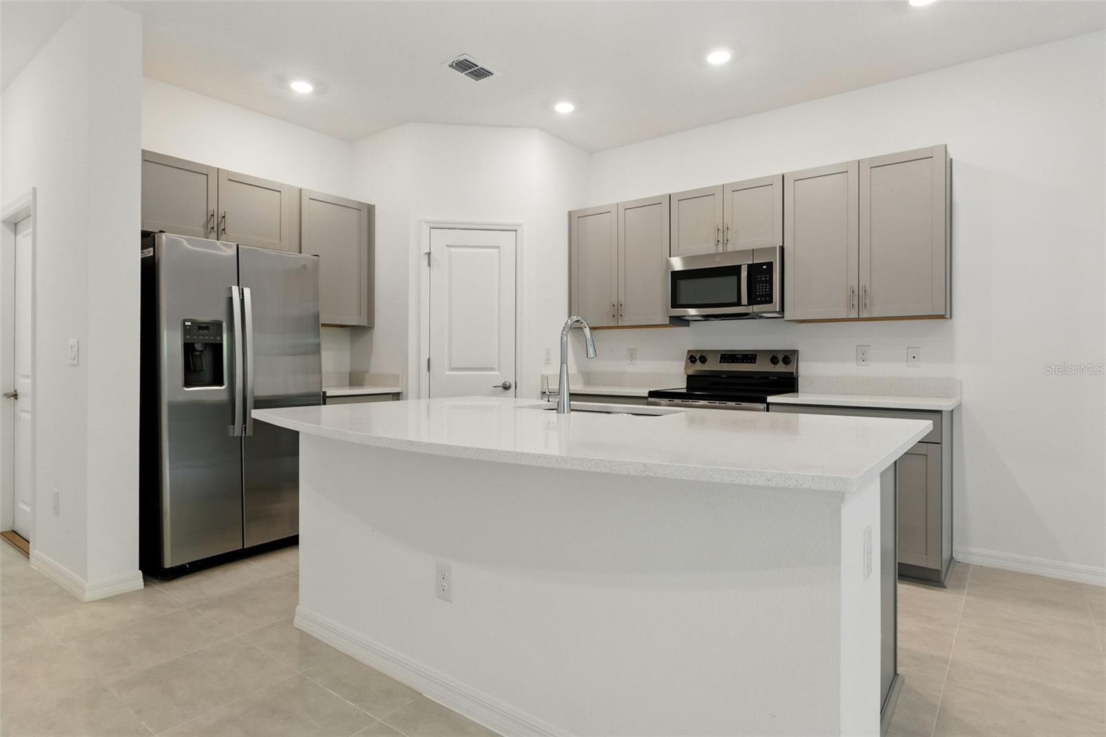 Listing photo id 5 for 2111 Hallier Cove