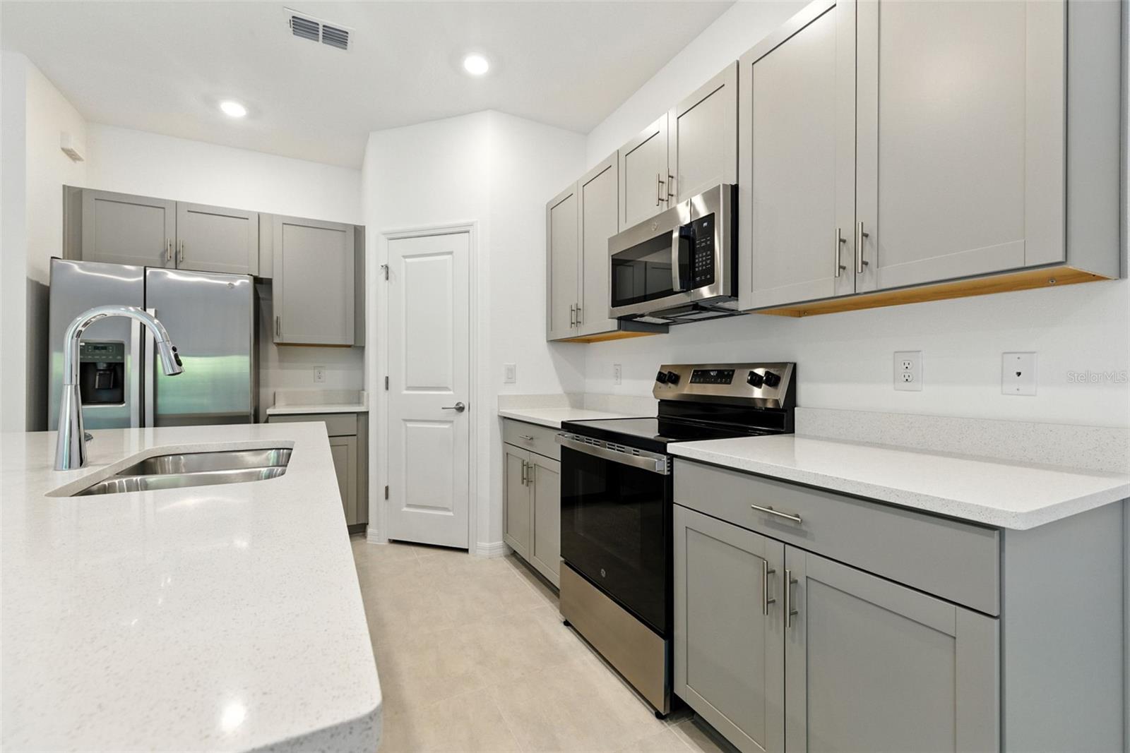 Listing photo id 6 for 2111 Hallier Cove
