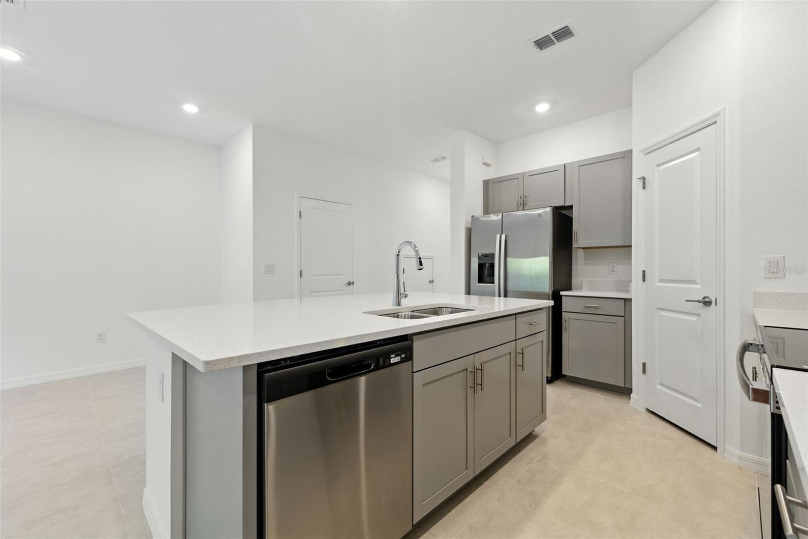 Listing photo id 7 for 2111 Hallier Cove