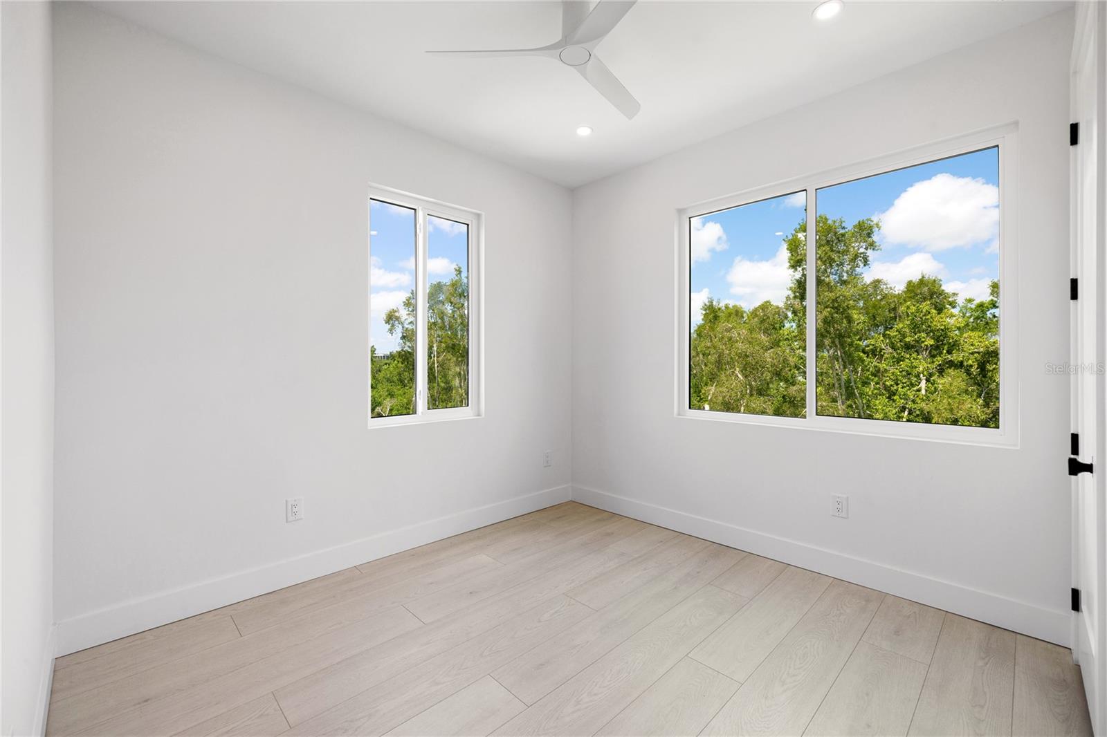 Image 13 of 32 For 10261 2nd Way N