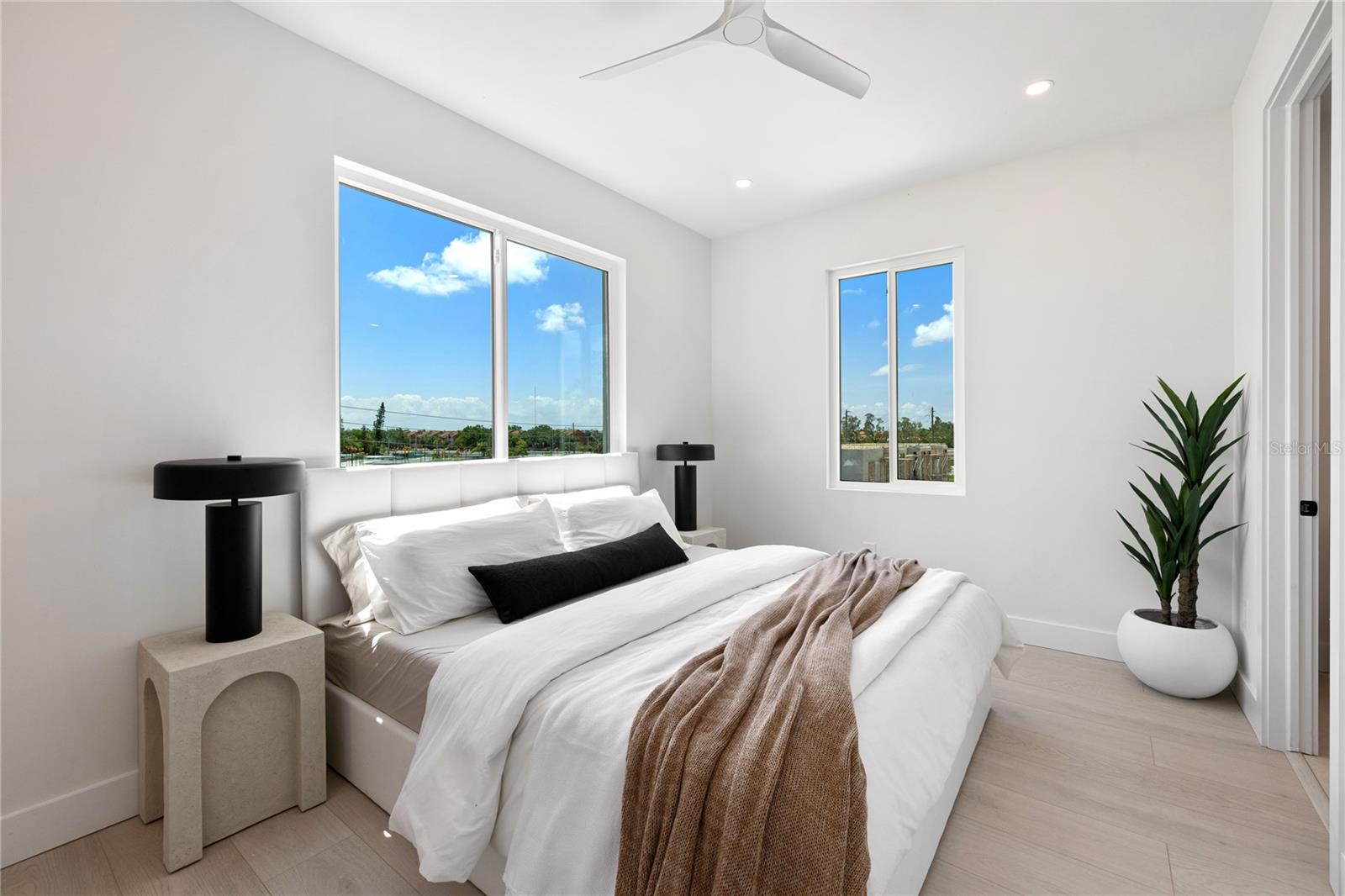 Image 15 of 32 For 10261 2nd Way N