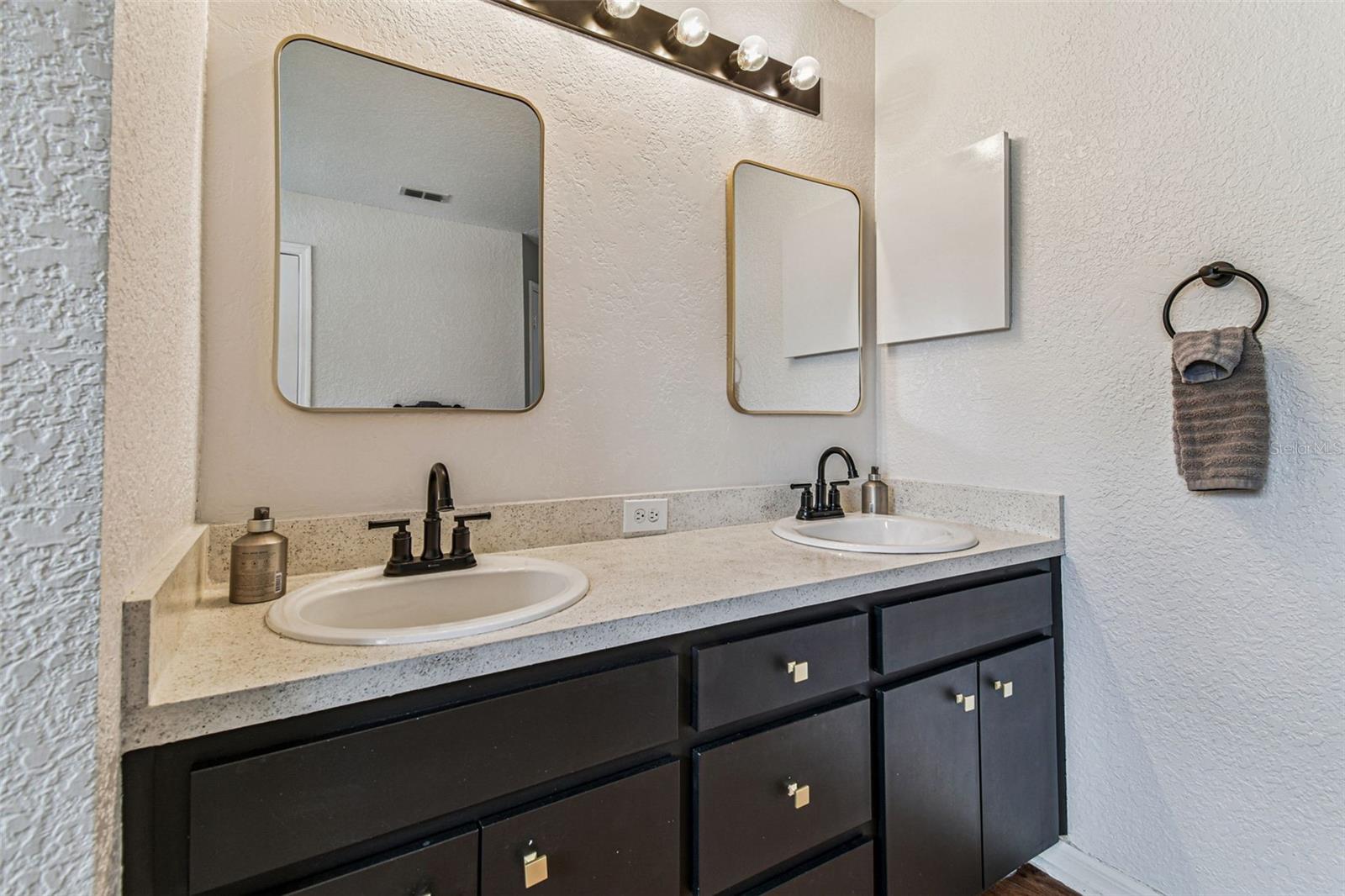 Image 19 of 43 For 2737 Hickory Ridge Drive