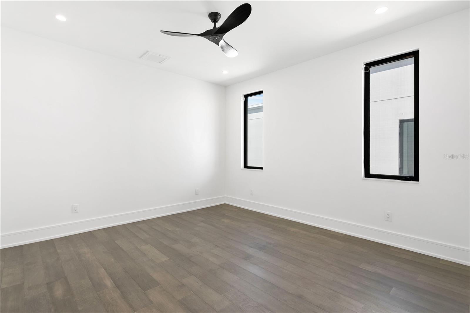 Listing photo id 51 for 3010 Trilby Avenue