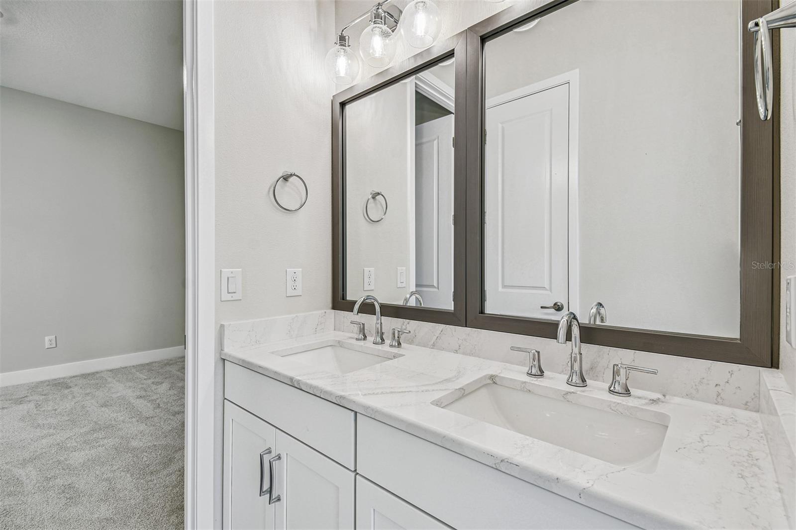 Listing photo id 25 for 31486 Hayman Loop