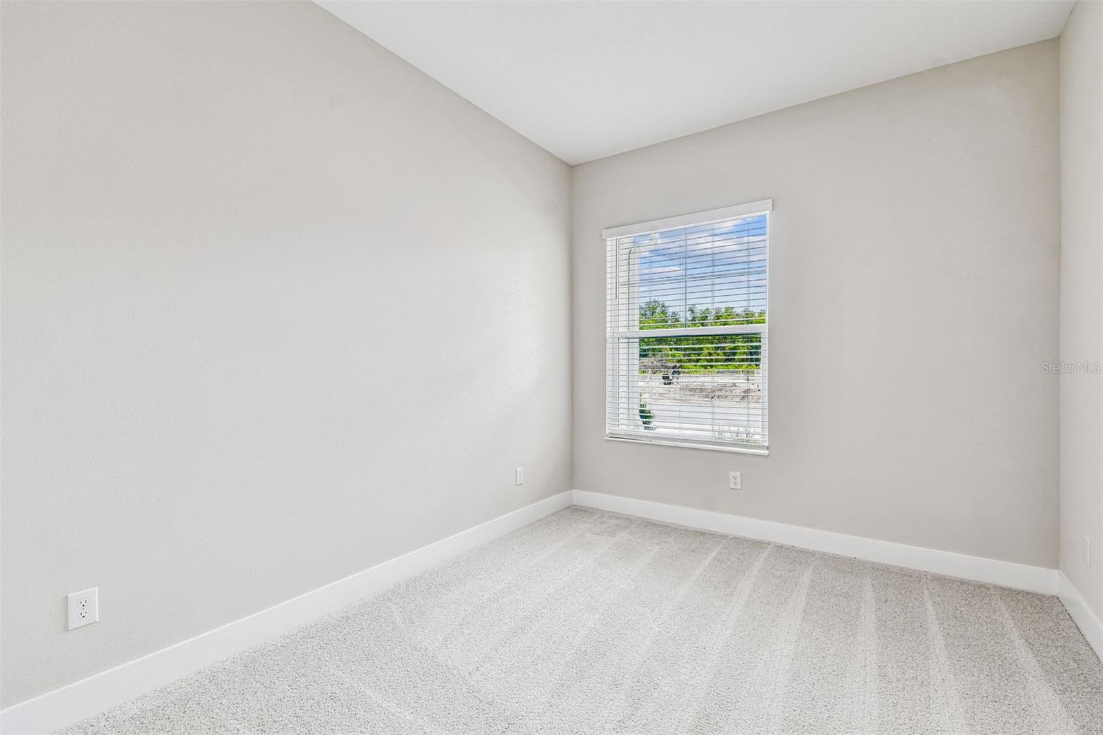 Listing photo id 32 for 31486 Hayman Loop