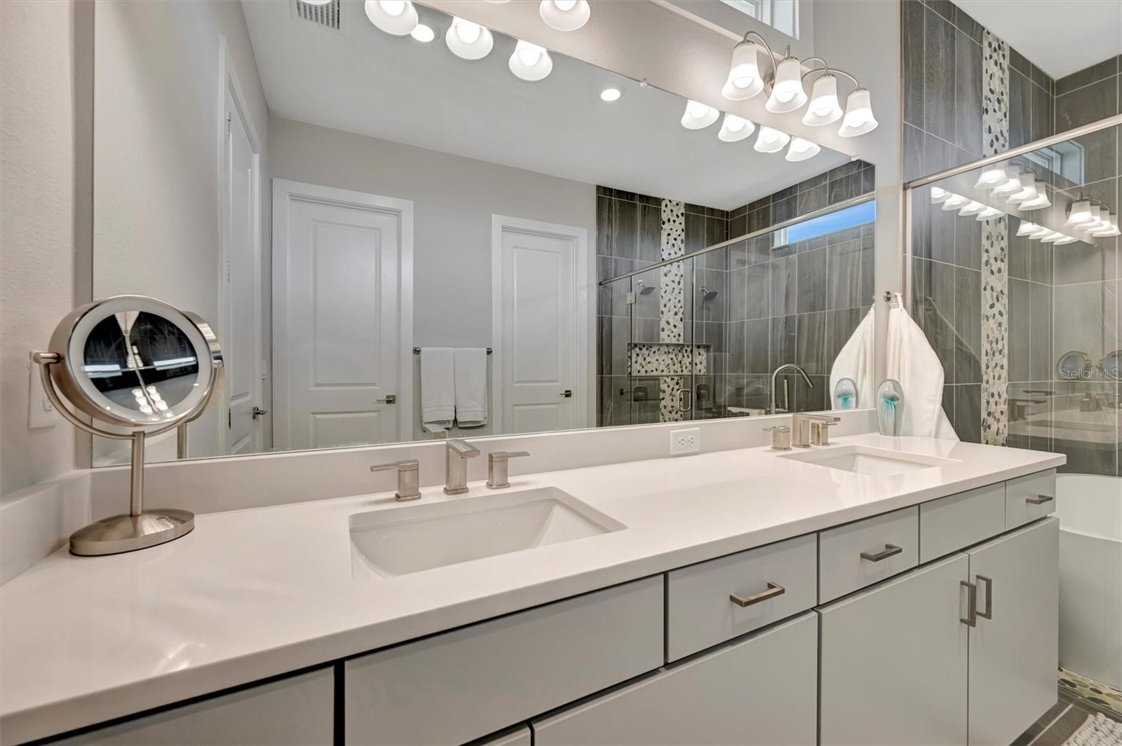 Listing photo id 15 for 10391 Torchwood Sea Way
