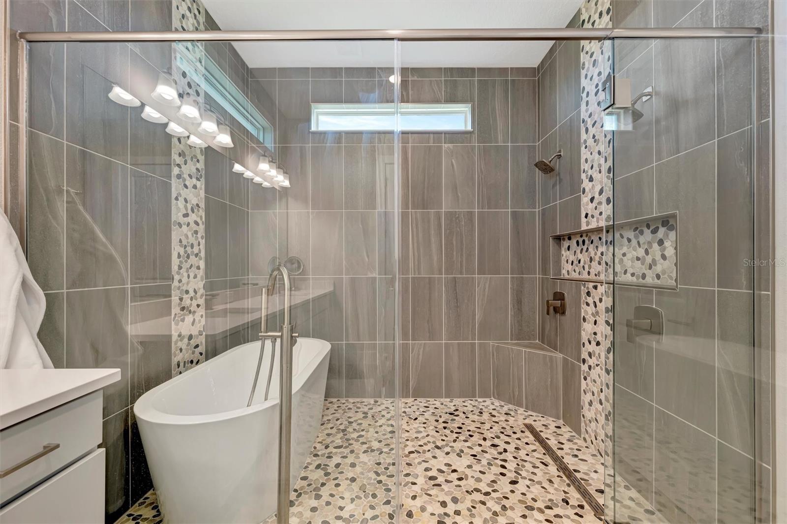 Listing photo id 16 for 10391 Torchwood Sea Way