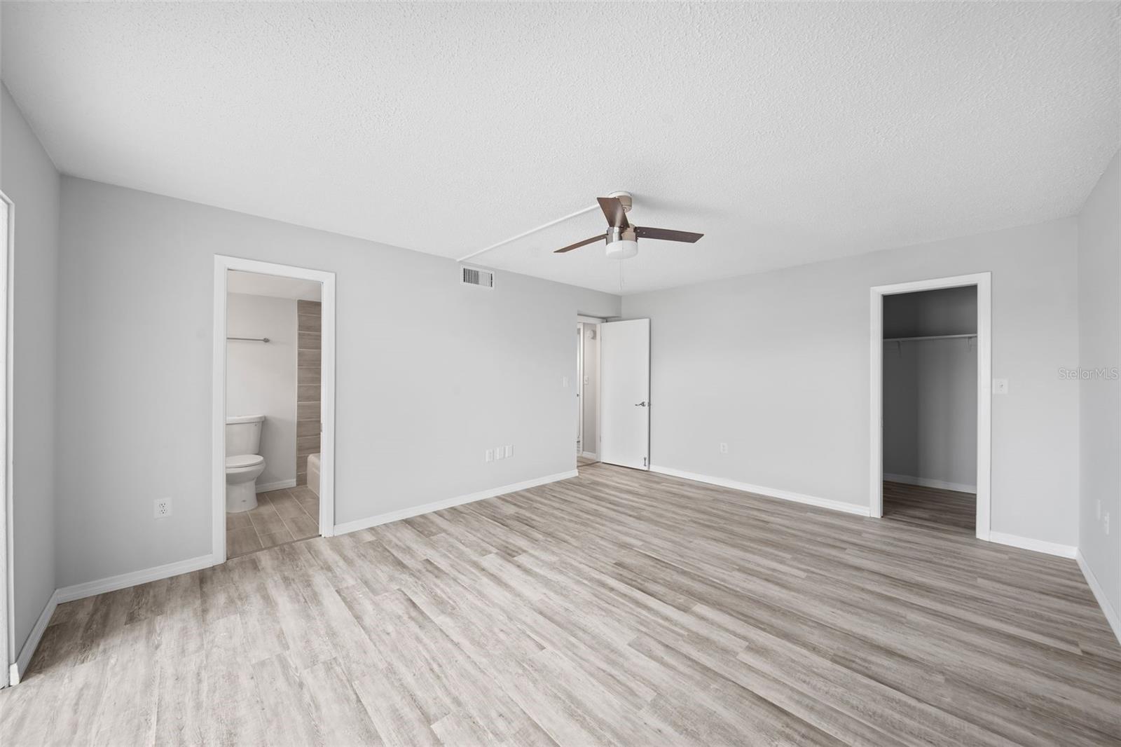 Image 31 of 57 For 4725 Cove Circle 202