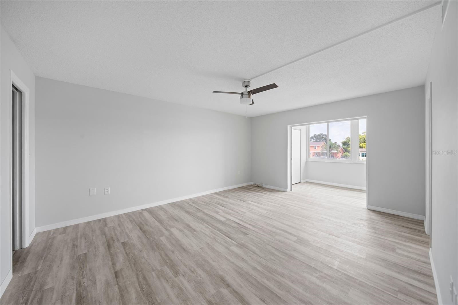 Image 33 of 57 For 4725 Cove Circle 202