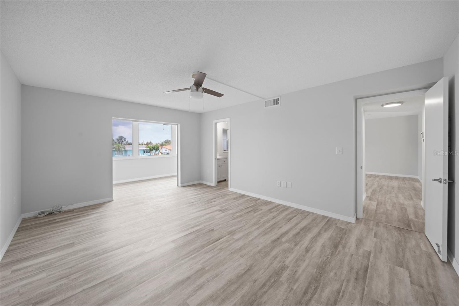 Image 34 of 57 For 4725 Cove Circle 202