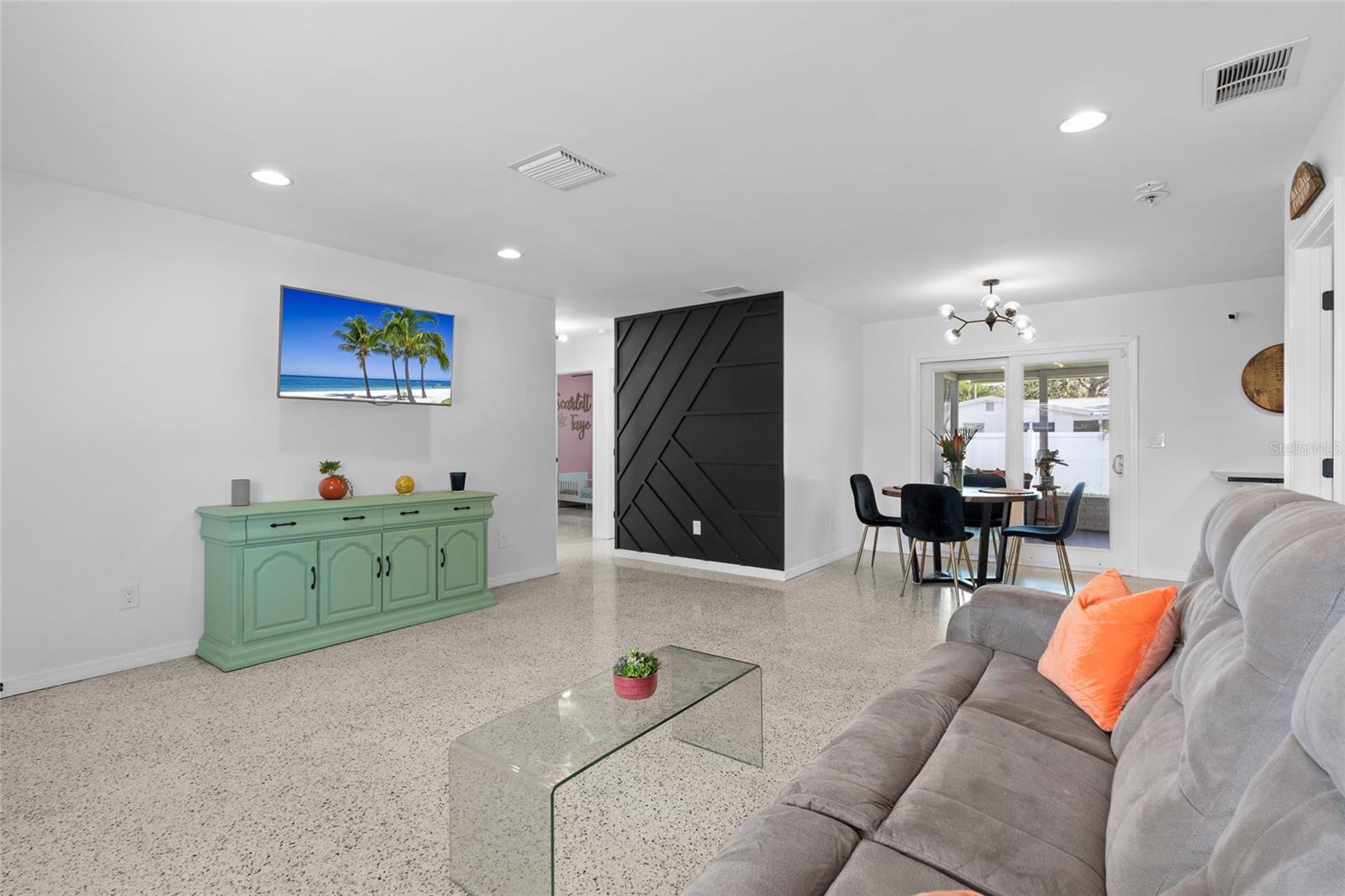 Listing photo id 8 for 1540 79th Avenue N
