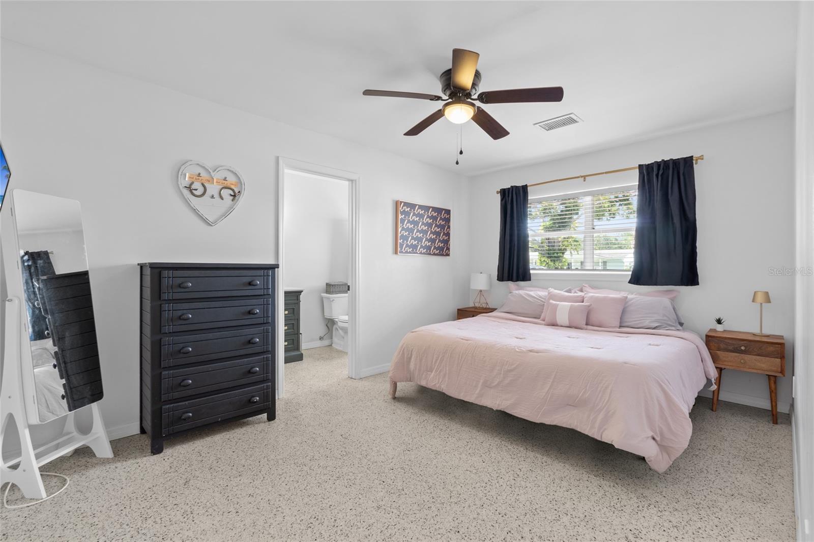 Listing photo id 13 for 1540 79th Avenue N
