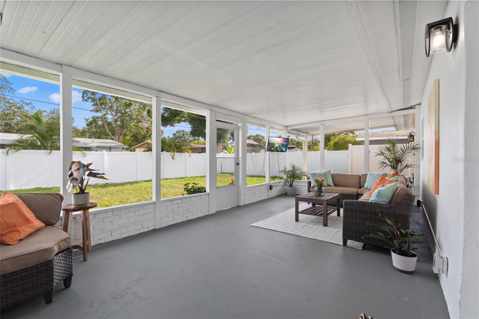 Listing photo id 17 for 1540 79th Avenue N