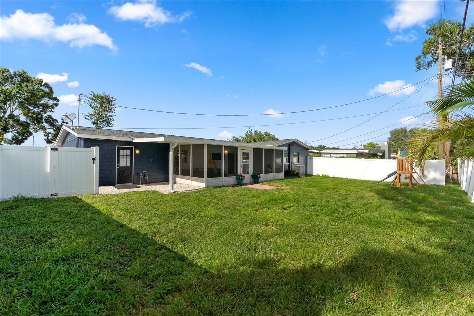 Listing photo id 18 for 1540 79th Avenue N