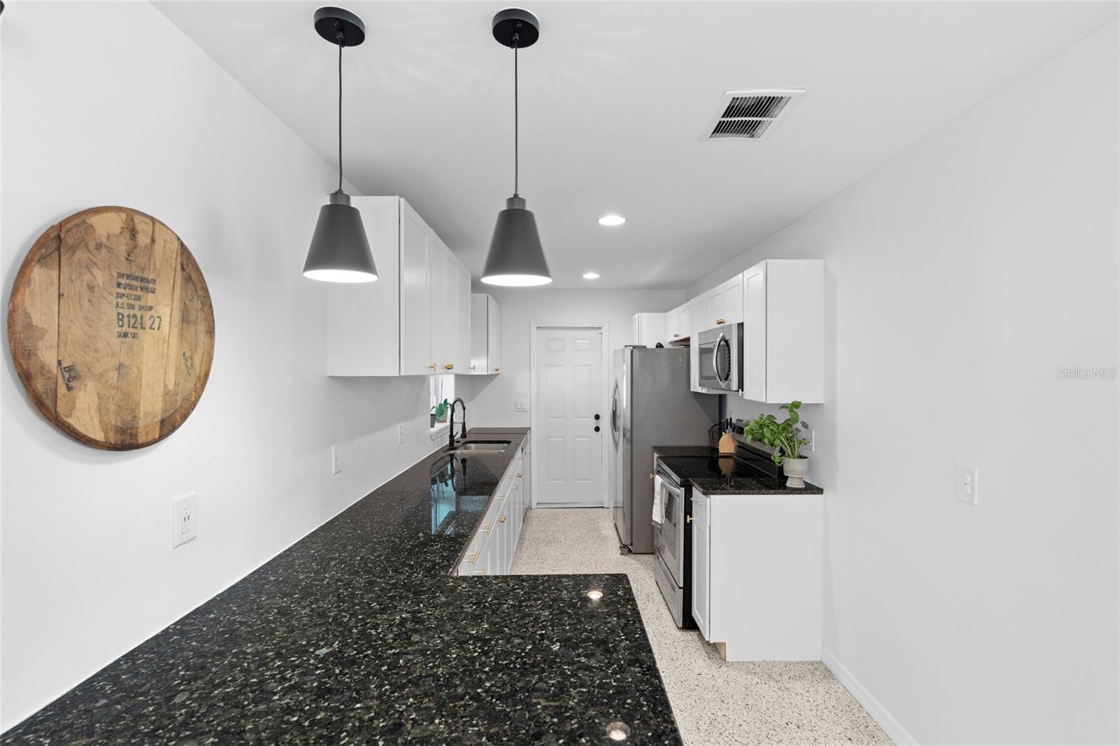 Listing photo id 3 for 1540 79th Avenue N