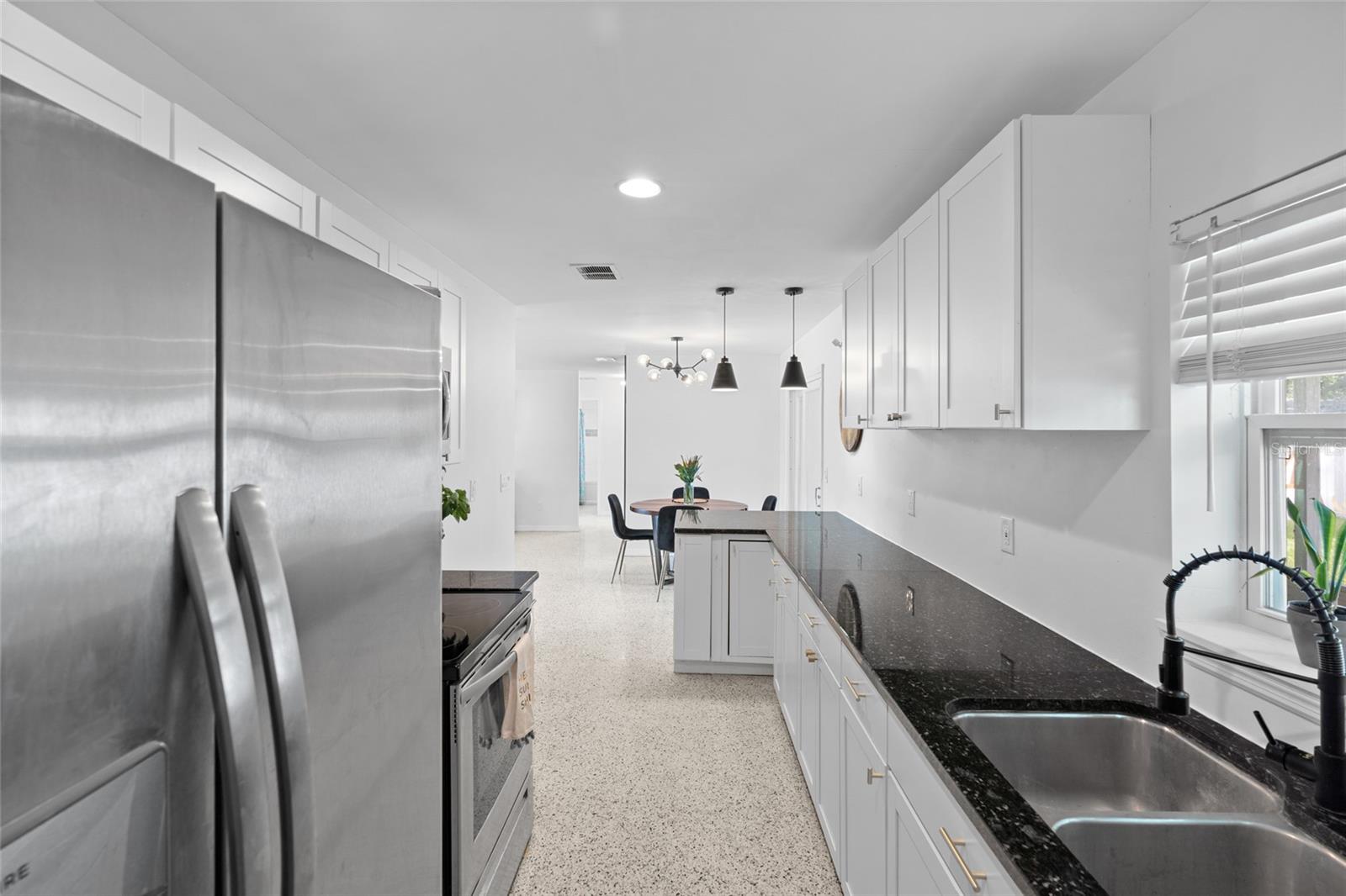 Listing photo id 4 for 1540 79th Avenue N