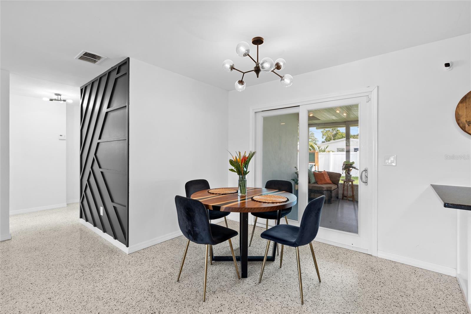 Listing photo id 5 for 1540 79th Avenue N
