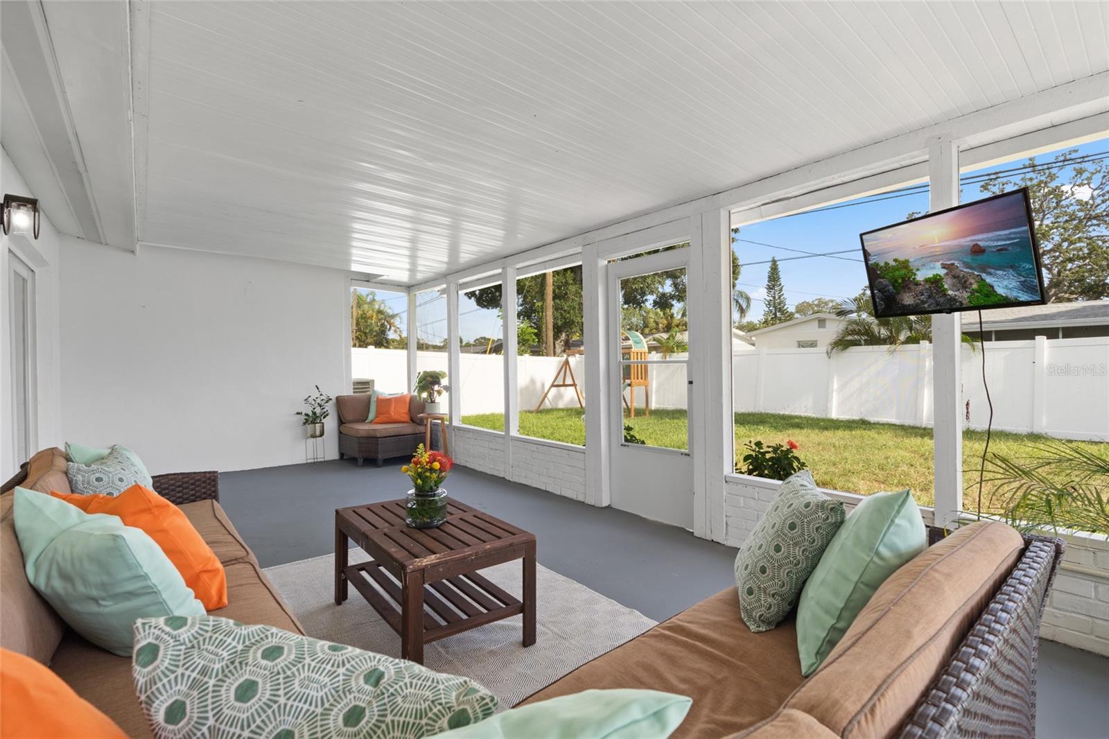 Listing photo id 7 for 1540 79th Avenue N
