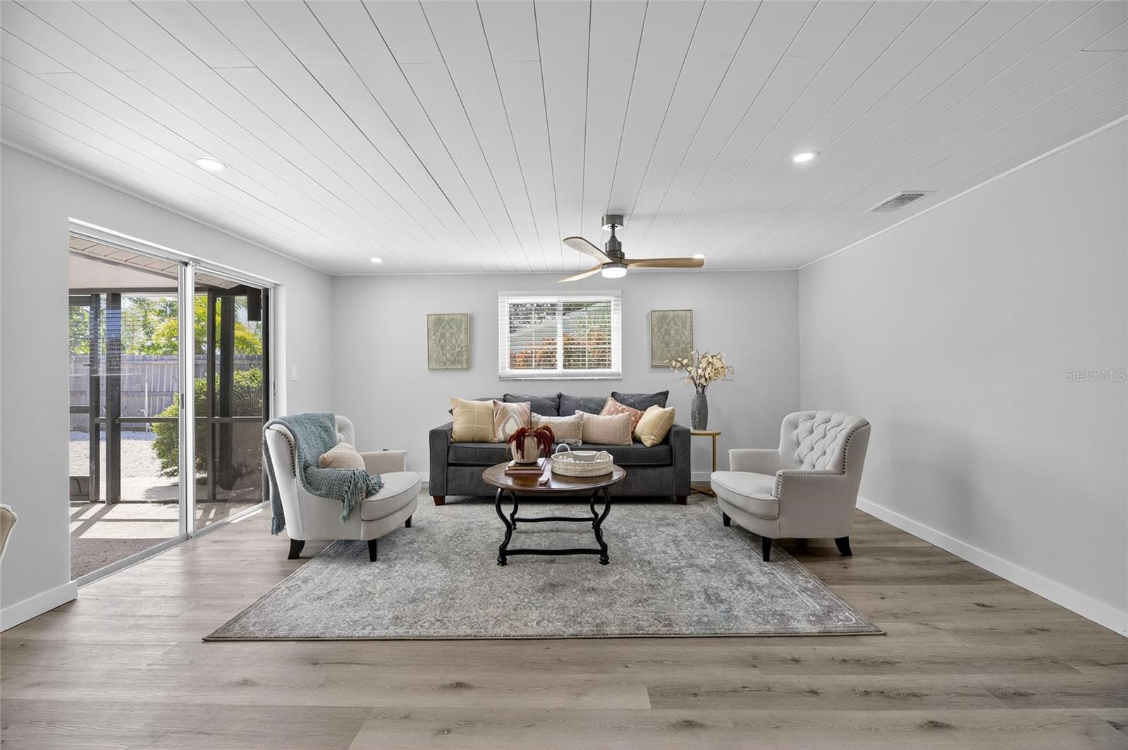 Listing photo id 9 for 635 Jamaica Circle E