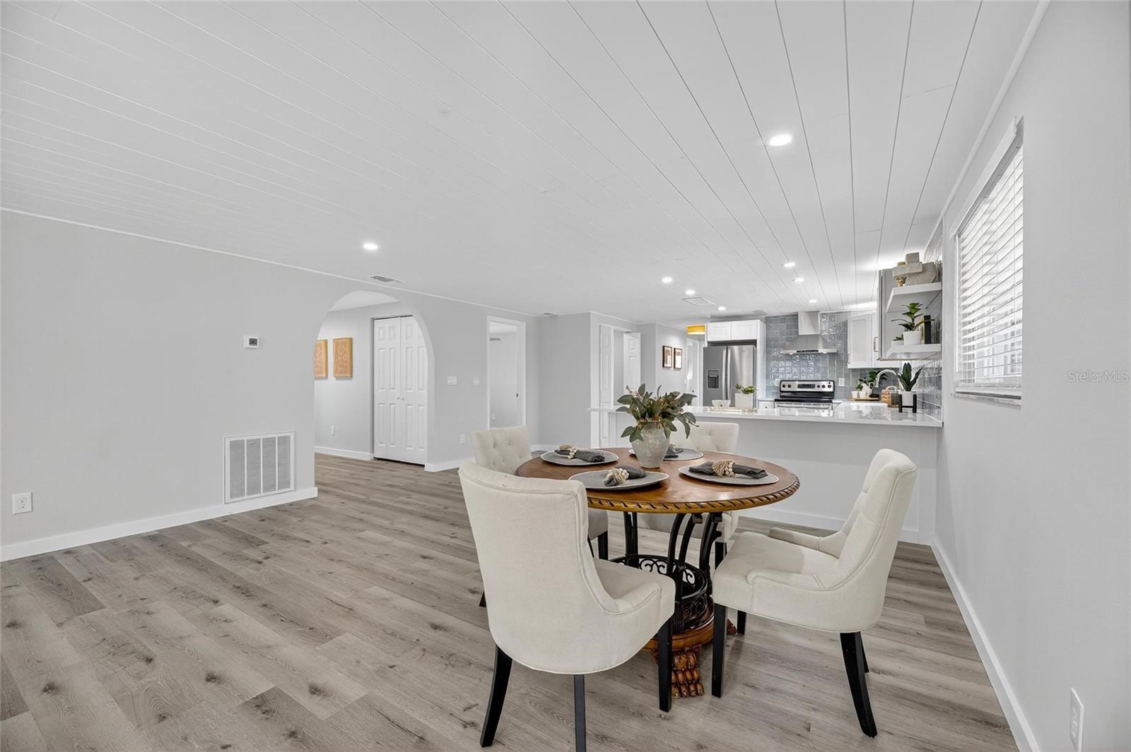 Listing photo id 11 for 635 Jamaica Circle E