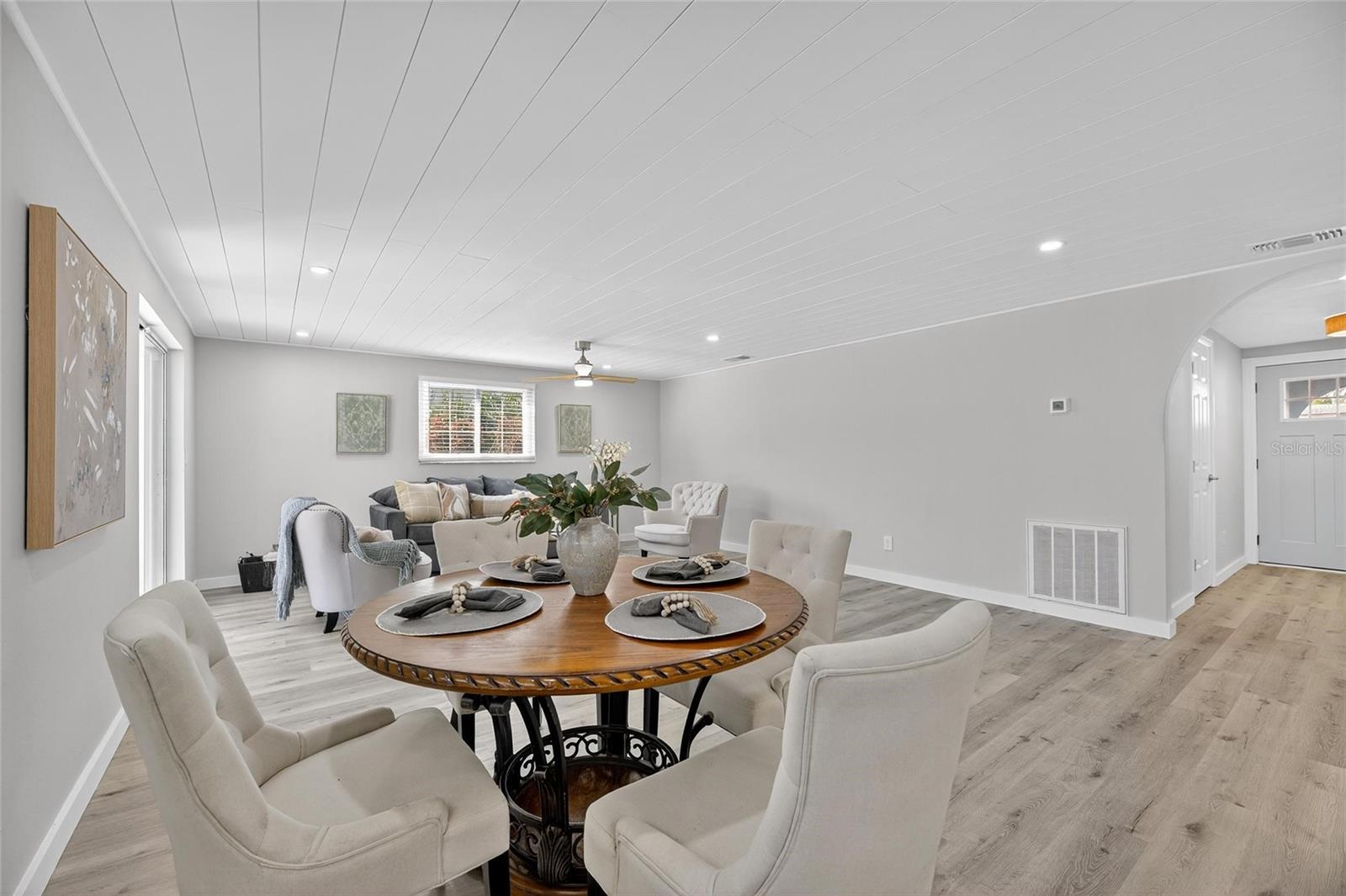 Listing photo id 12 for 635 Jamaica Circle E