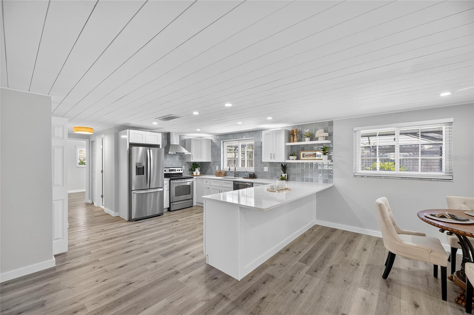 Listing photo id 13 for 635 Jamaica Circle E