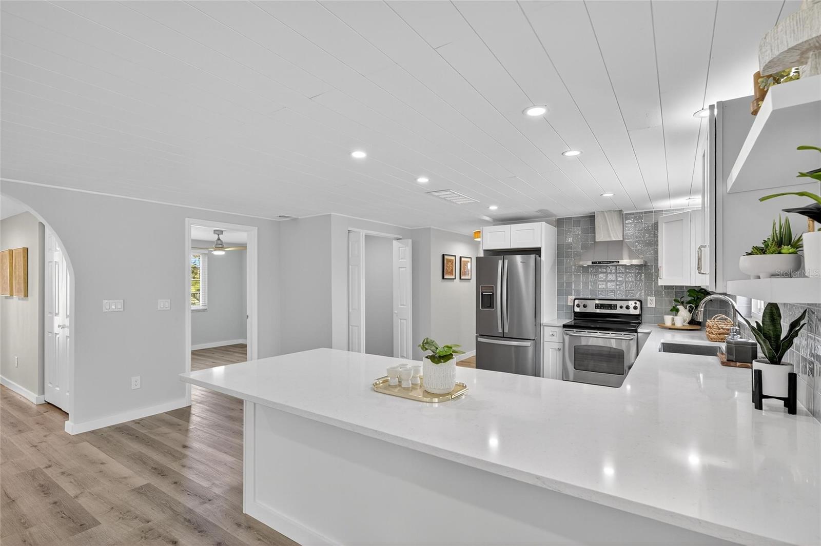 Listing photo id 15 for 635 Jamaica Circle E