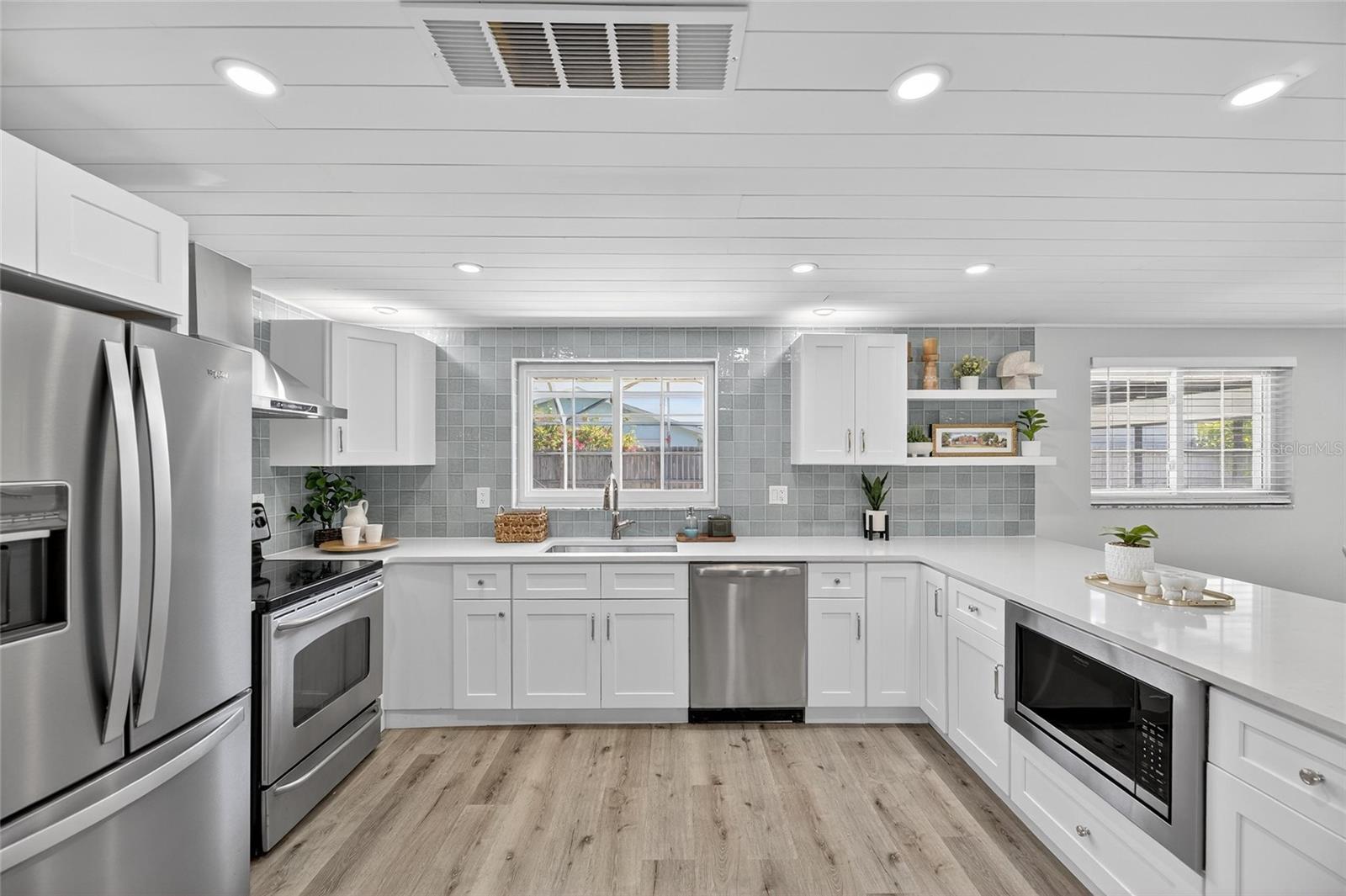 Listing photo id 16 for 635 Jamaica Circle E