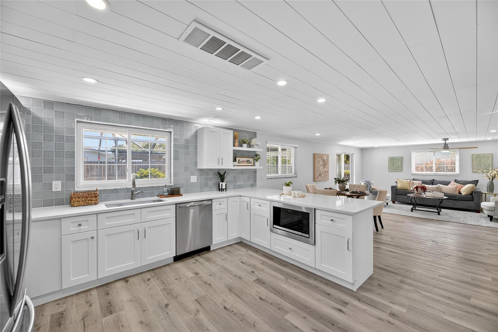 Listing photo id 17 for 635 Jamaica Circle E