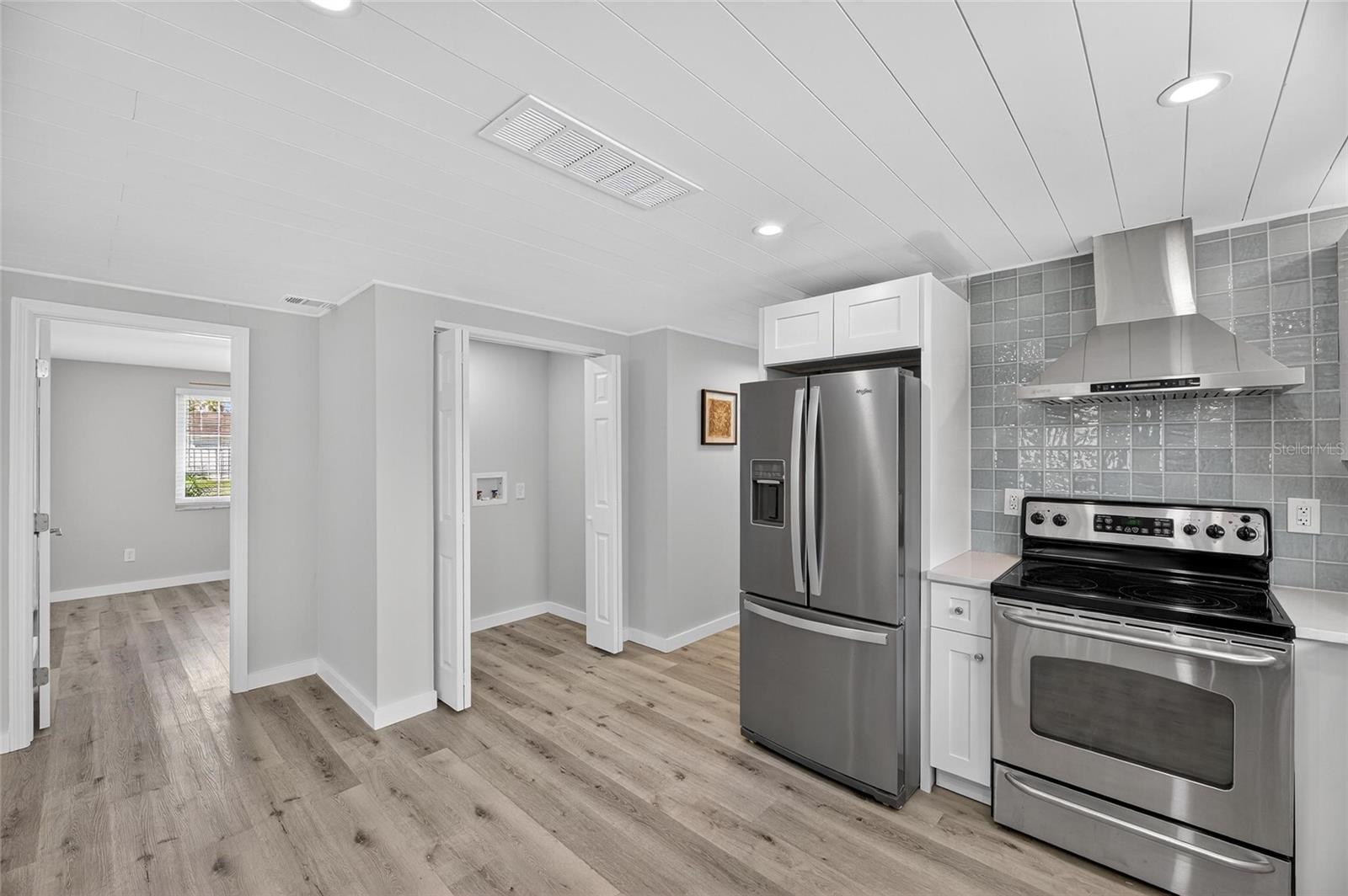 Listing photo id 19 for 635 Jamaica Circle E