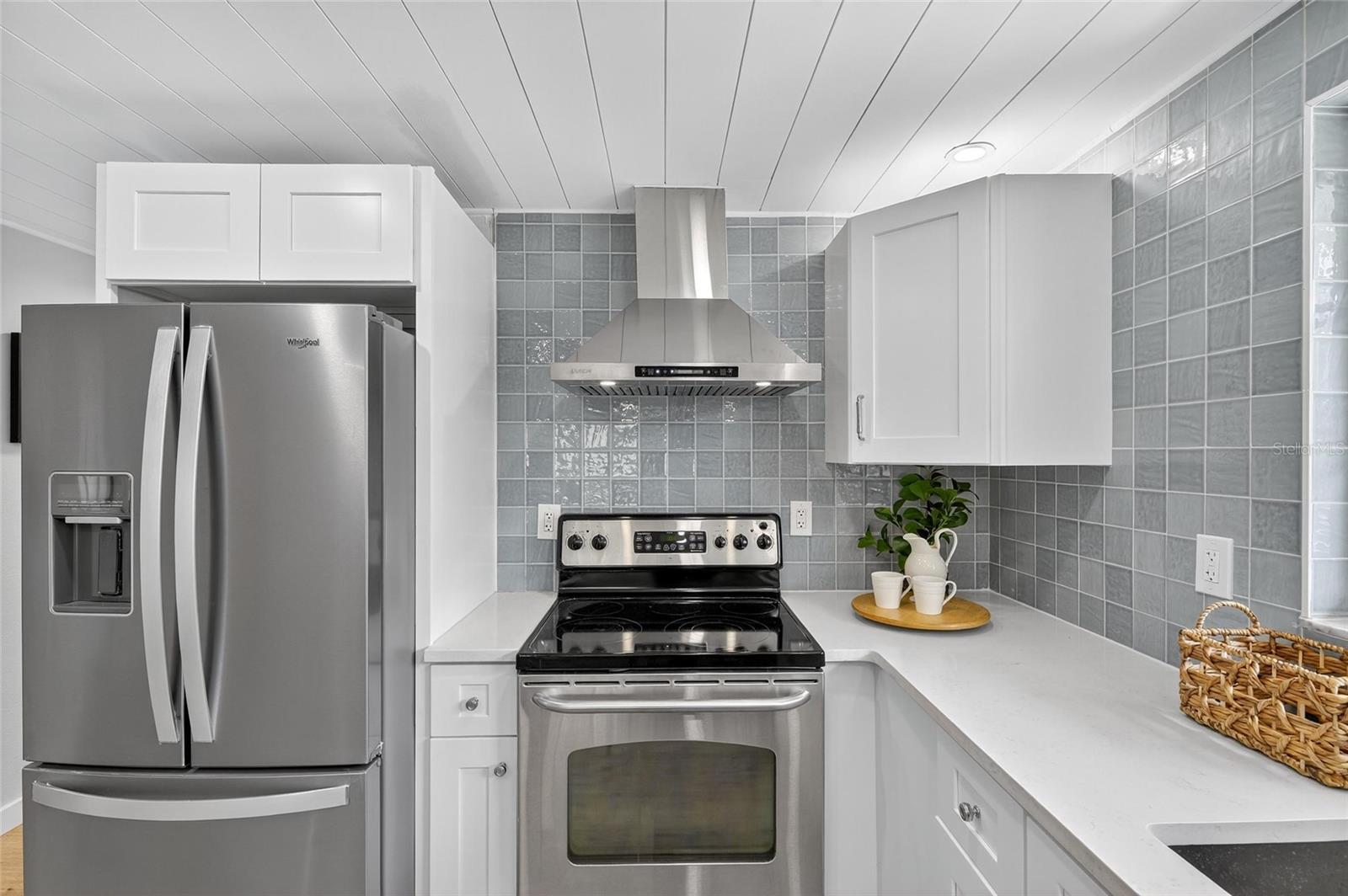 Listing photo id 20 for 635 Jamaica Circle E