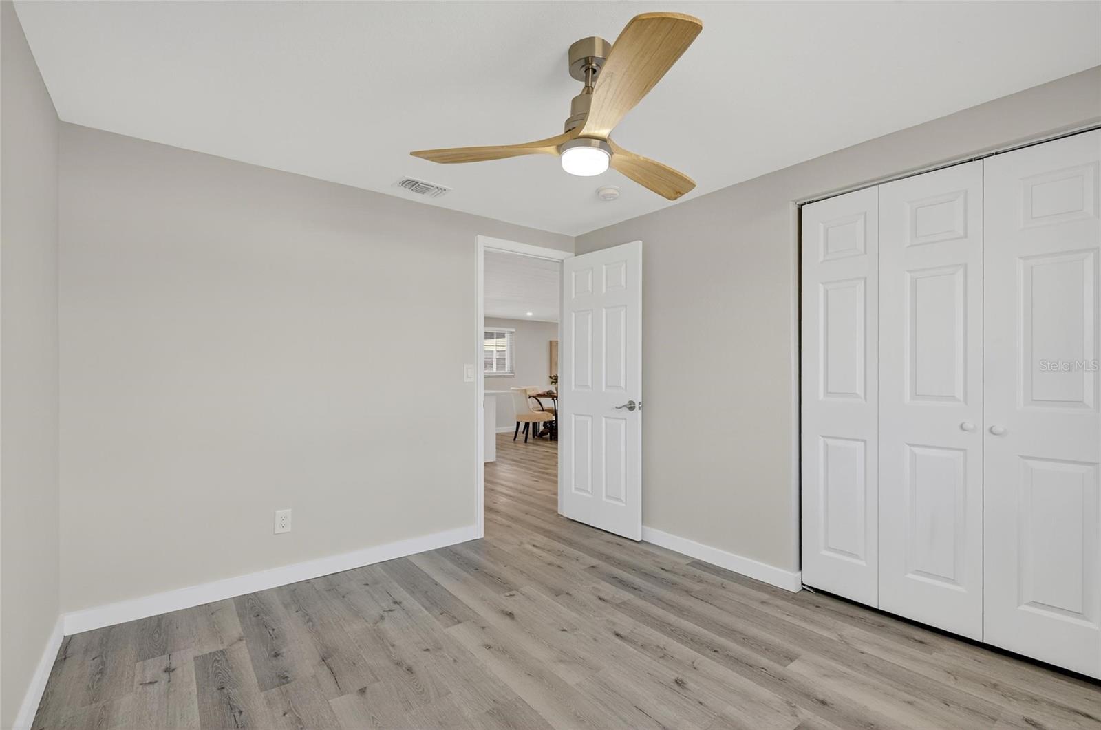 Listing photo id 23 for 635 Jamaica Circle E