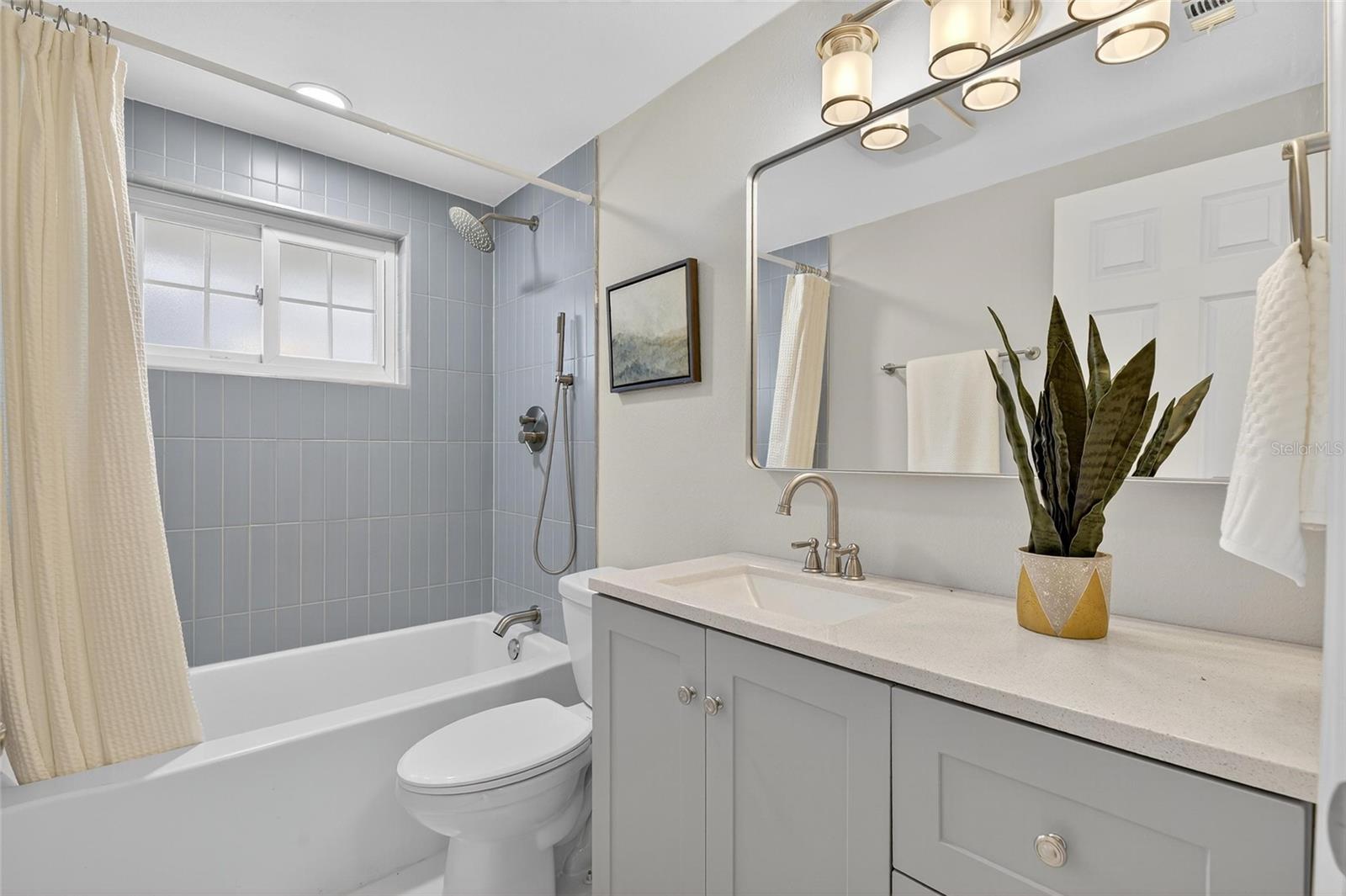 Listing photo id 25 for 635 Jamaica Circle E