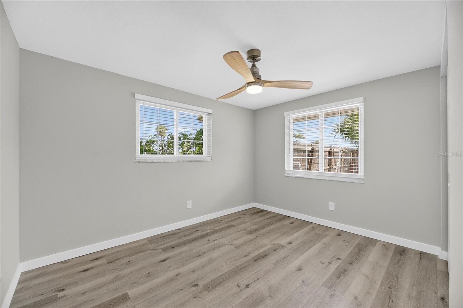 Listing photo id 26 for 635 Jamaica Circle E