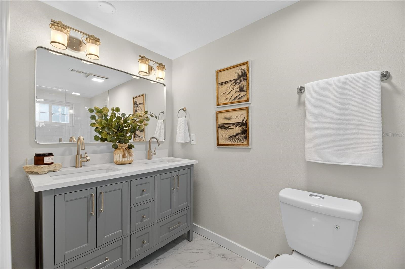 Listing photo id 31 for 635 Jamaica Circle E