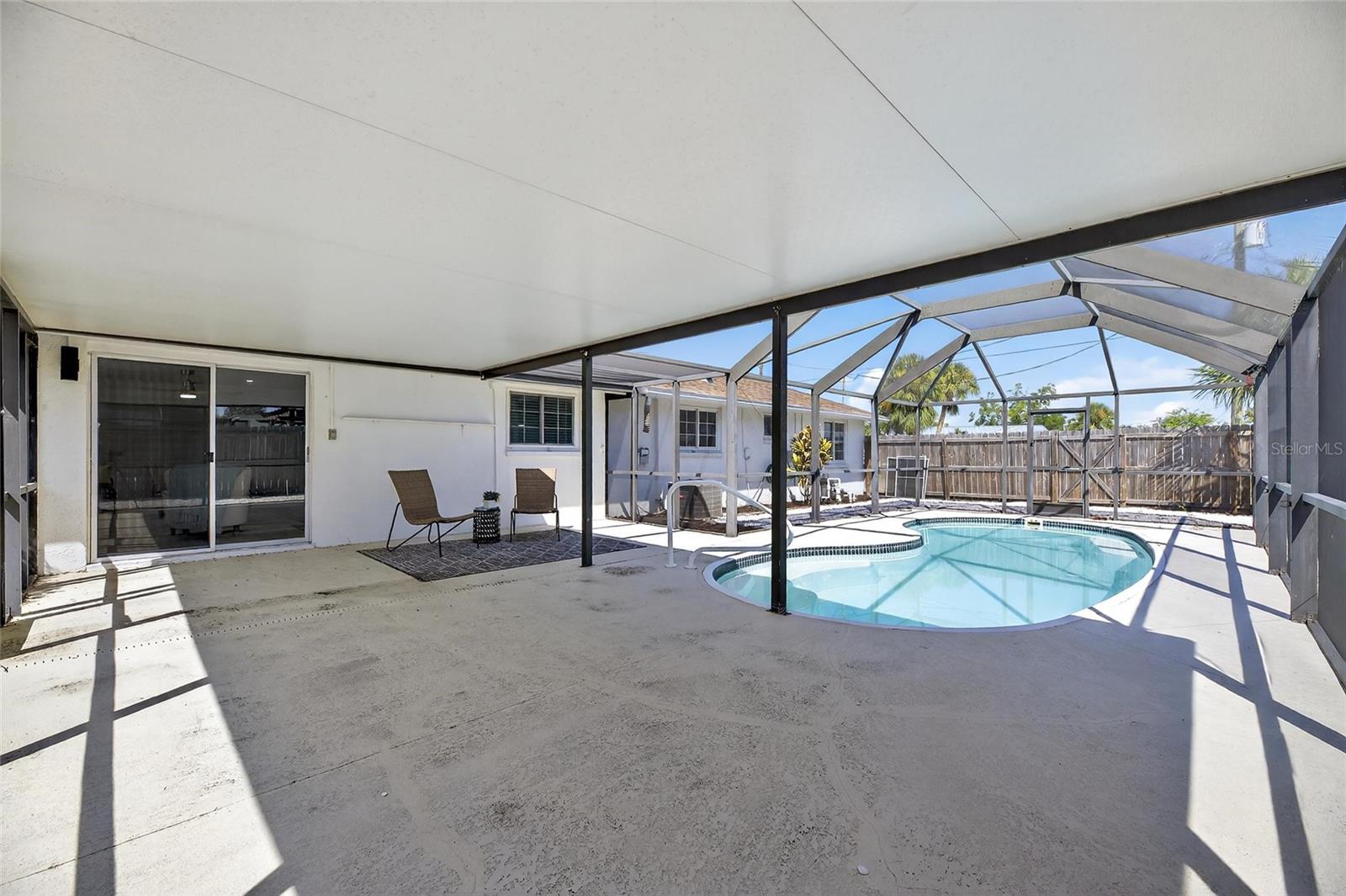 Listing photo id 33 for 635 Jamaica Circle E