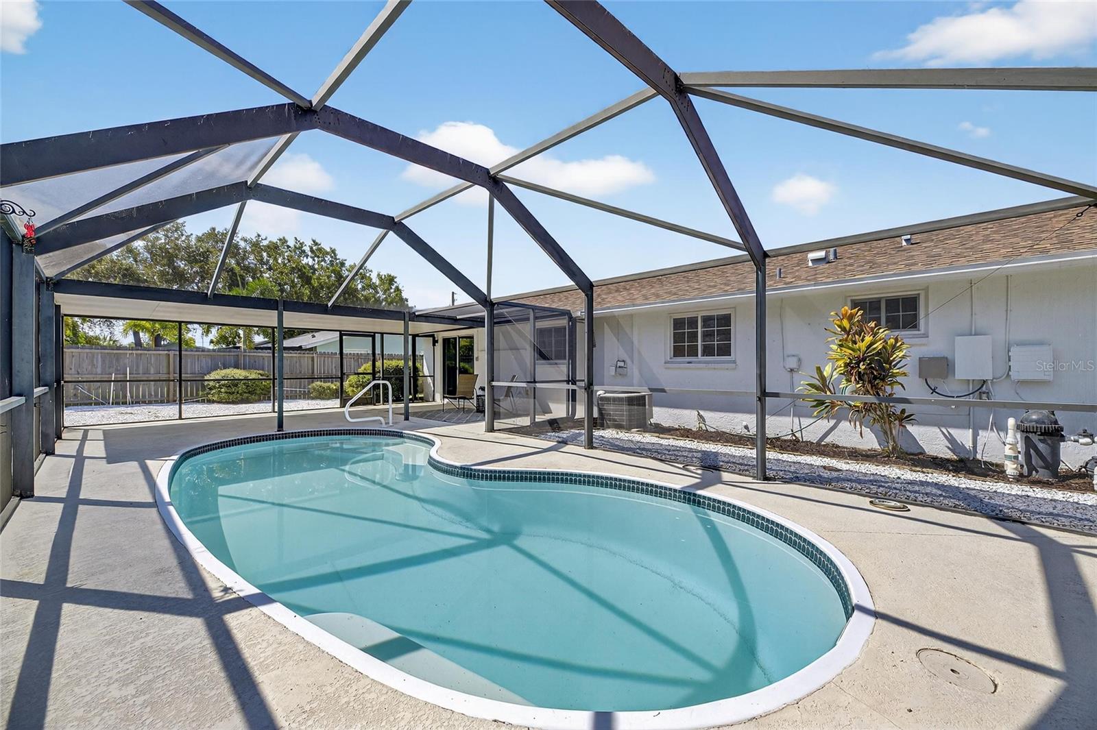 Listing photo id 34 for 635 Jamaica Circle E