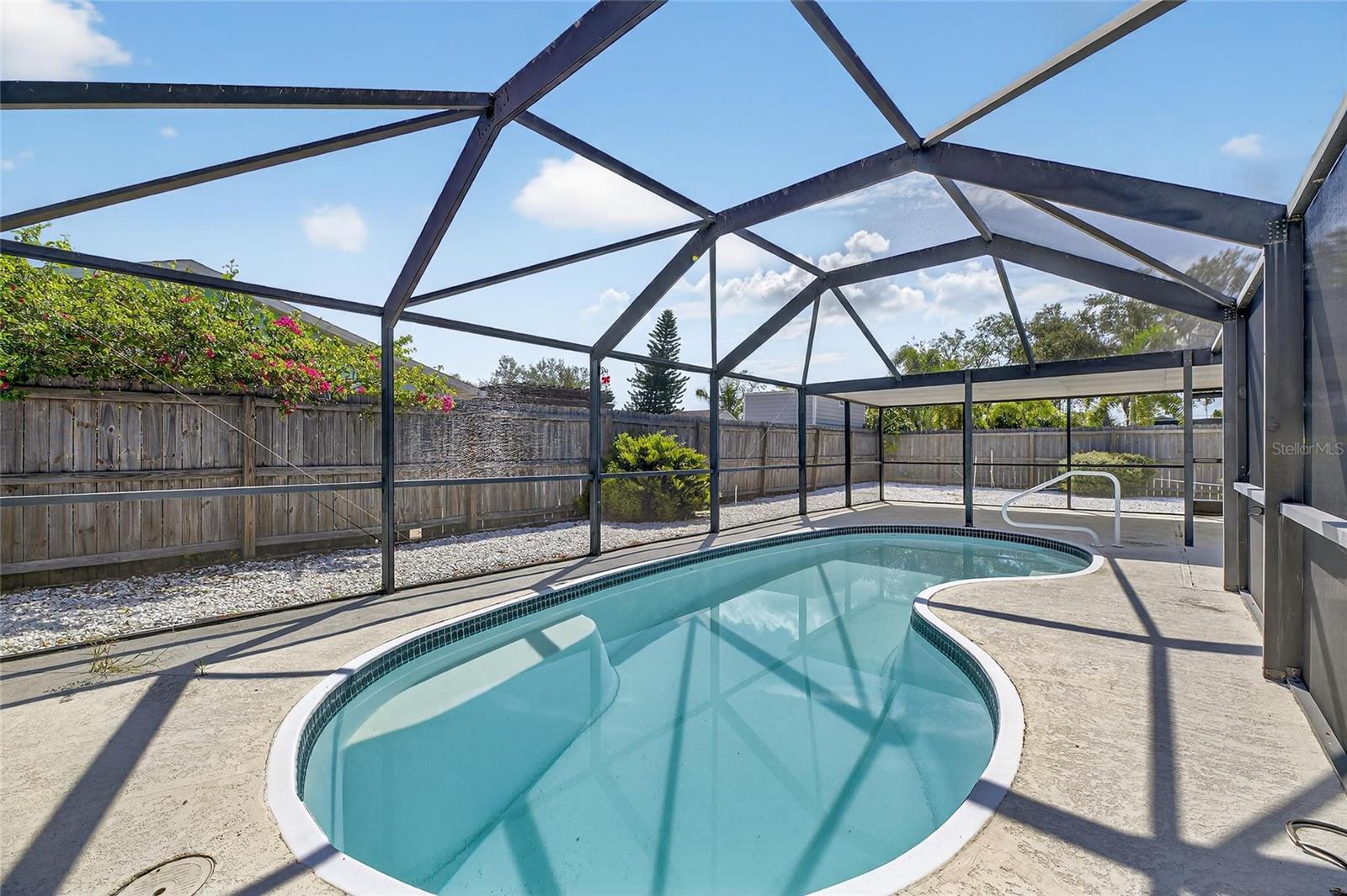 Listing photo id 35 for 635 Jamaica Circle E