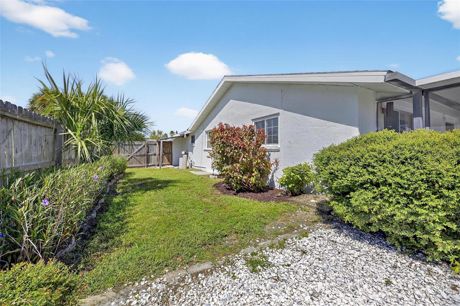 Listing photo id 37 for 635 Jamaica Circle E