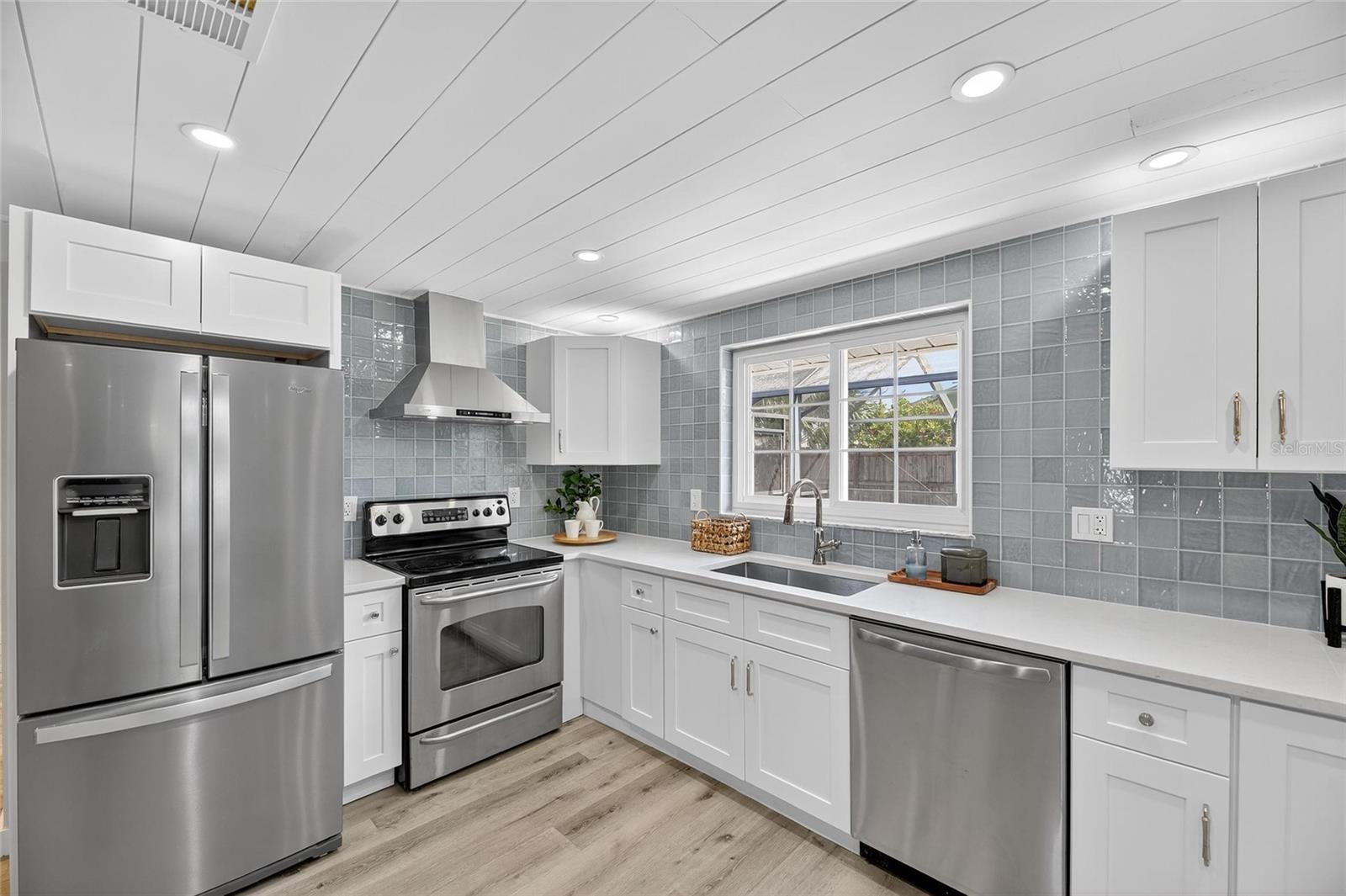 Listing photo id 2 for 635 Jamaica Circle E