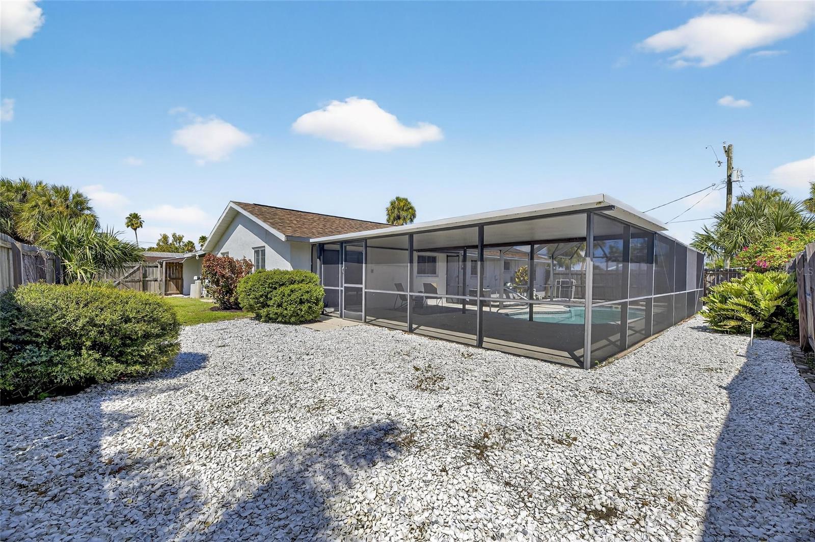 Listing photo id 38 for 635 Jamaica Circle E