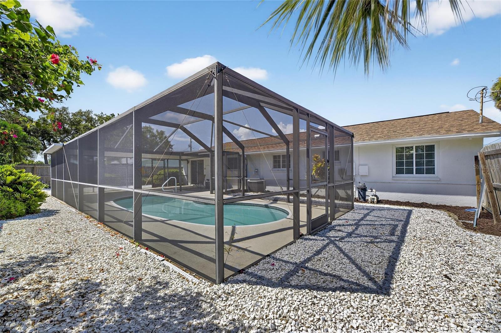 Listing photo id 39 for 635 Jamaica Circle E