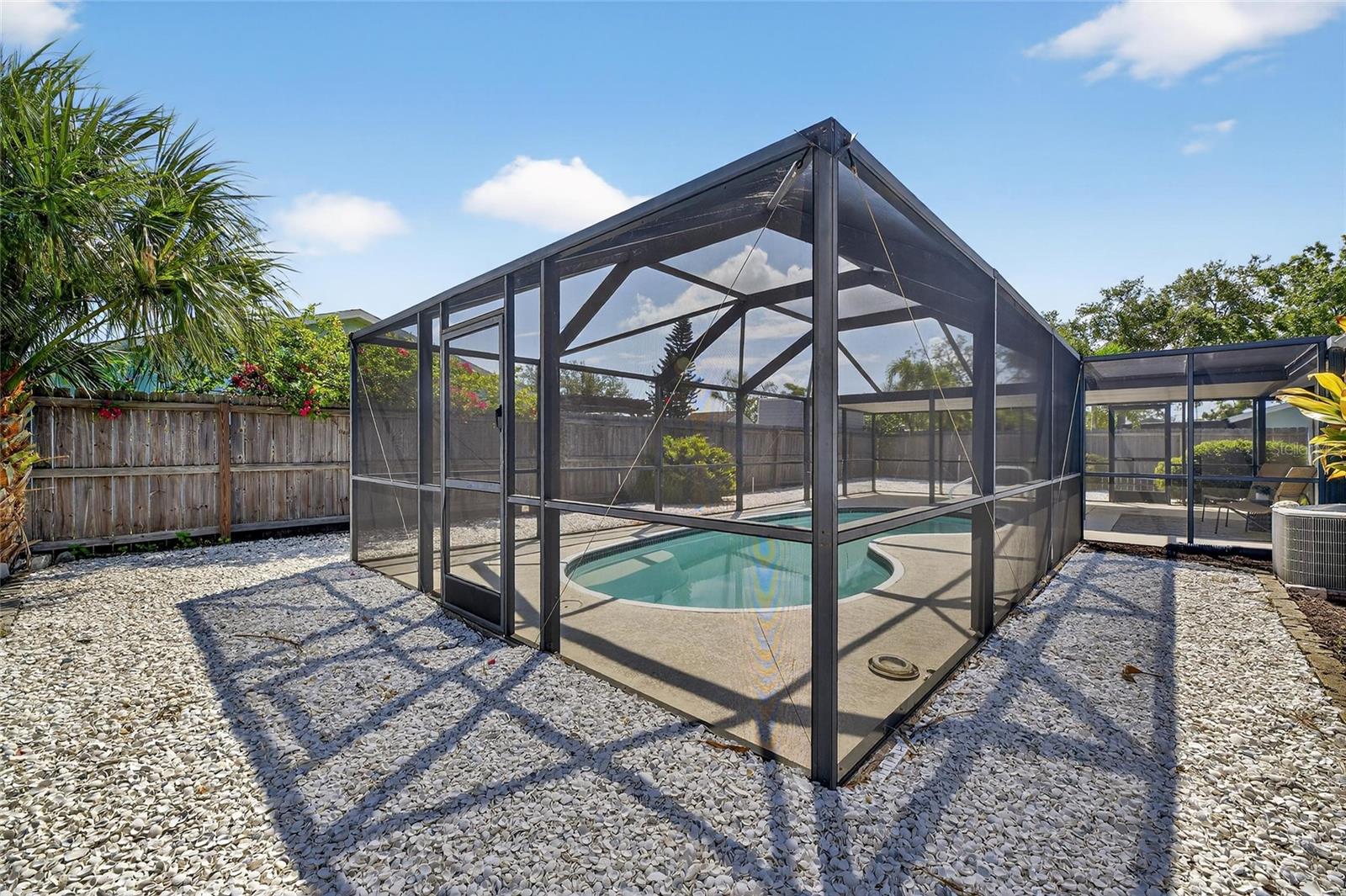 Listing photo id 40 for 635 Jamaica Circle E