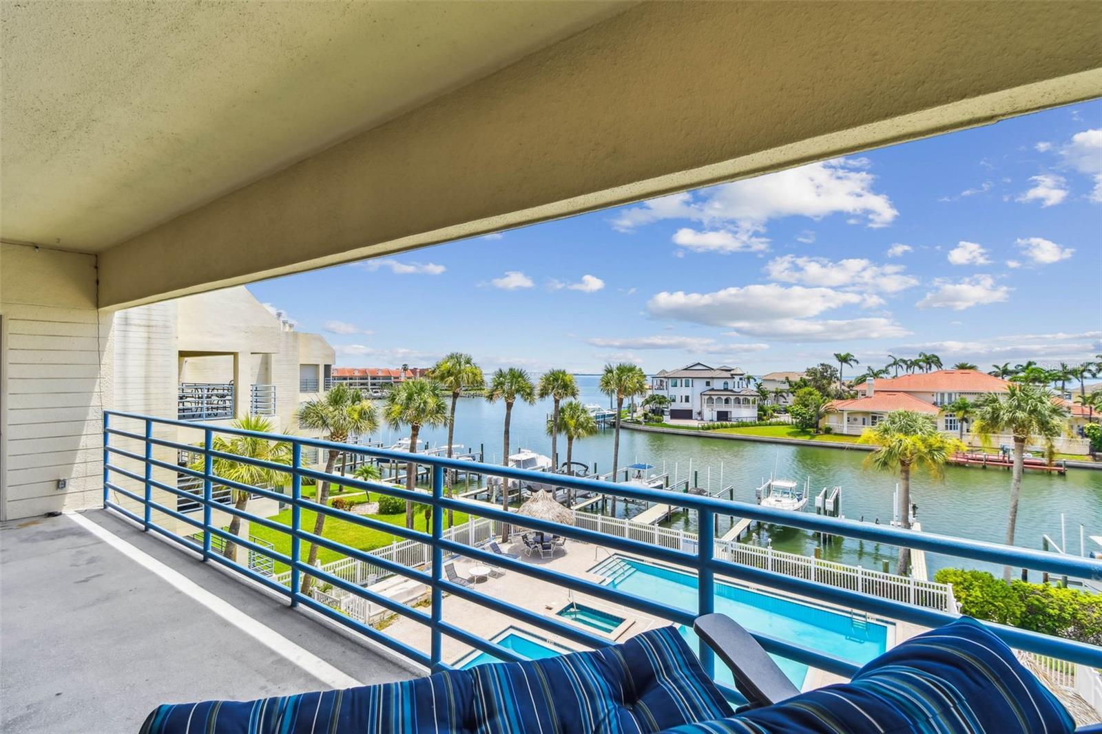 Listing photo id 37 for 363 Pinellas Bayway S 54