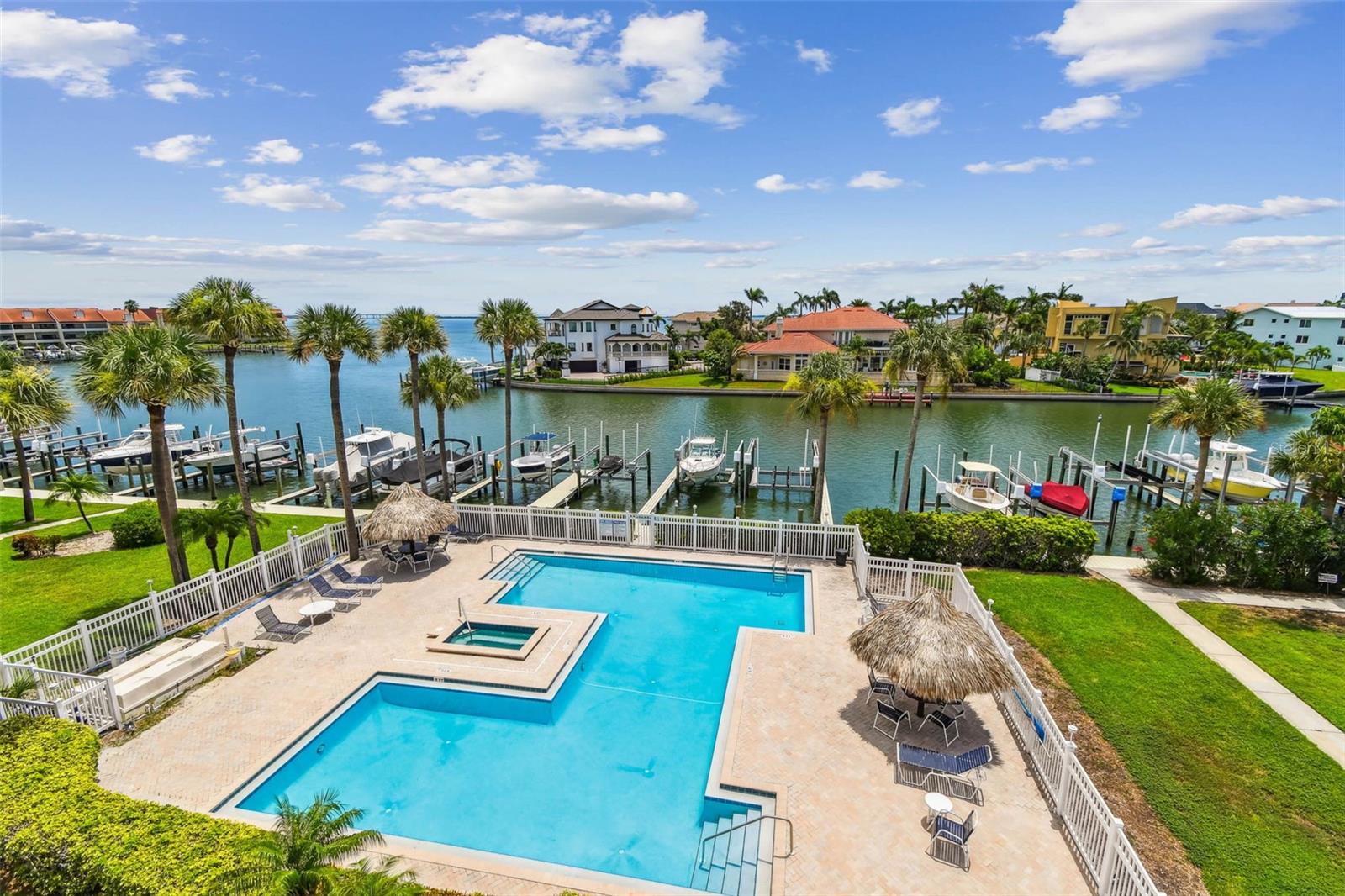 Listing photo id 40 for 363 Pinellas Bayway S 54