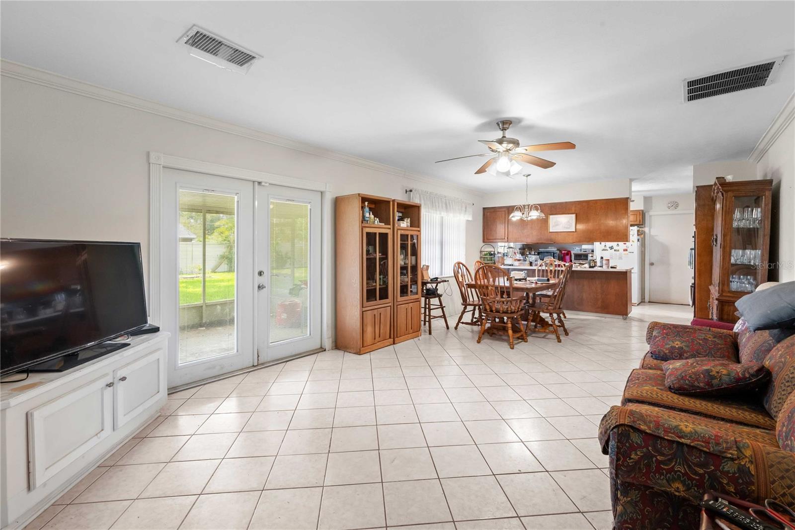 Listing photo id 13 for 603 Jacqueline Drive