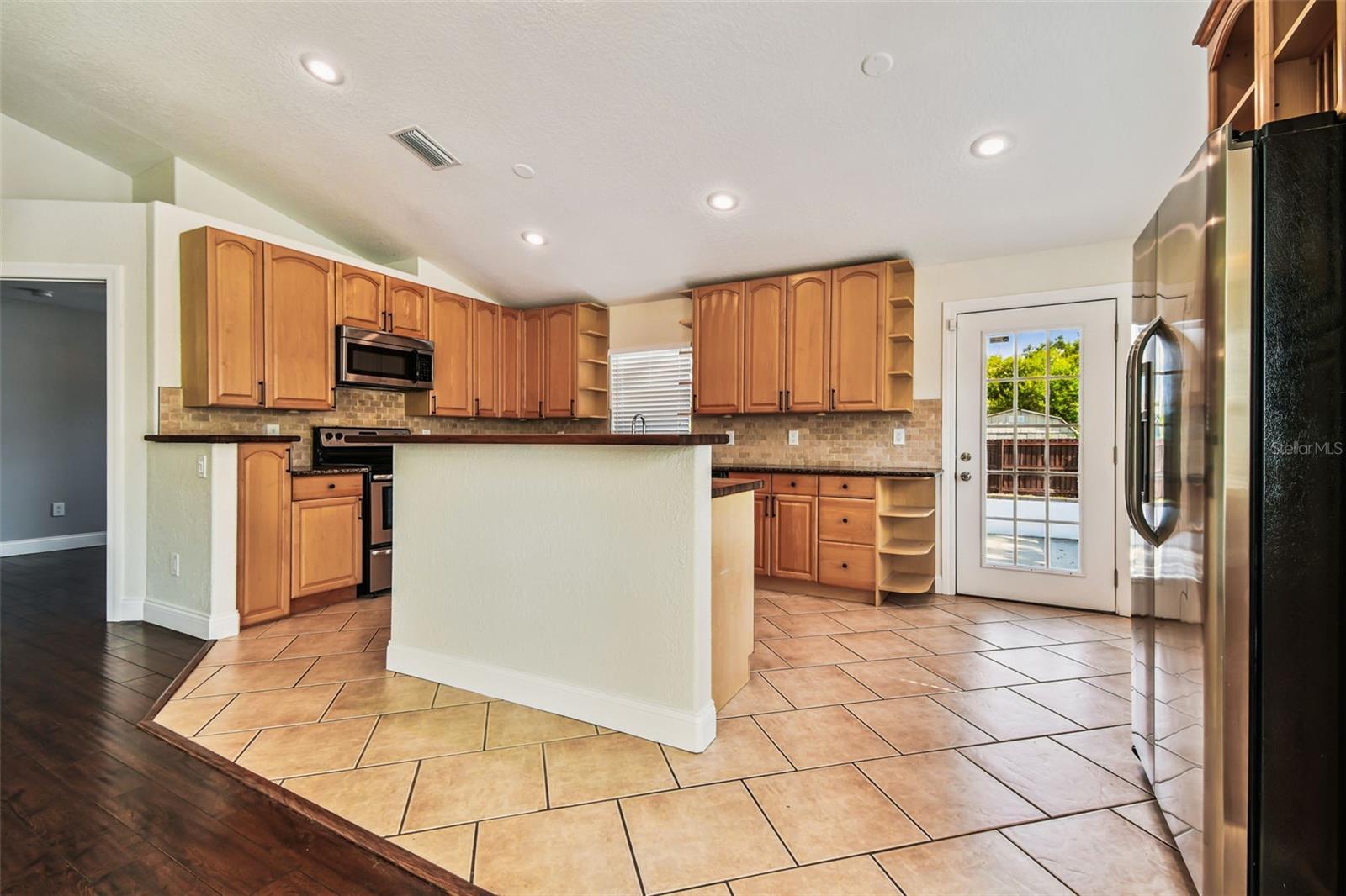 Listing photo id 8 for 13217 Maple Street