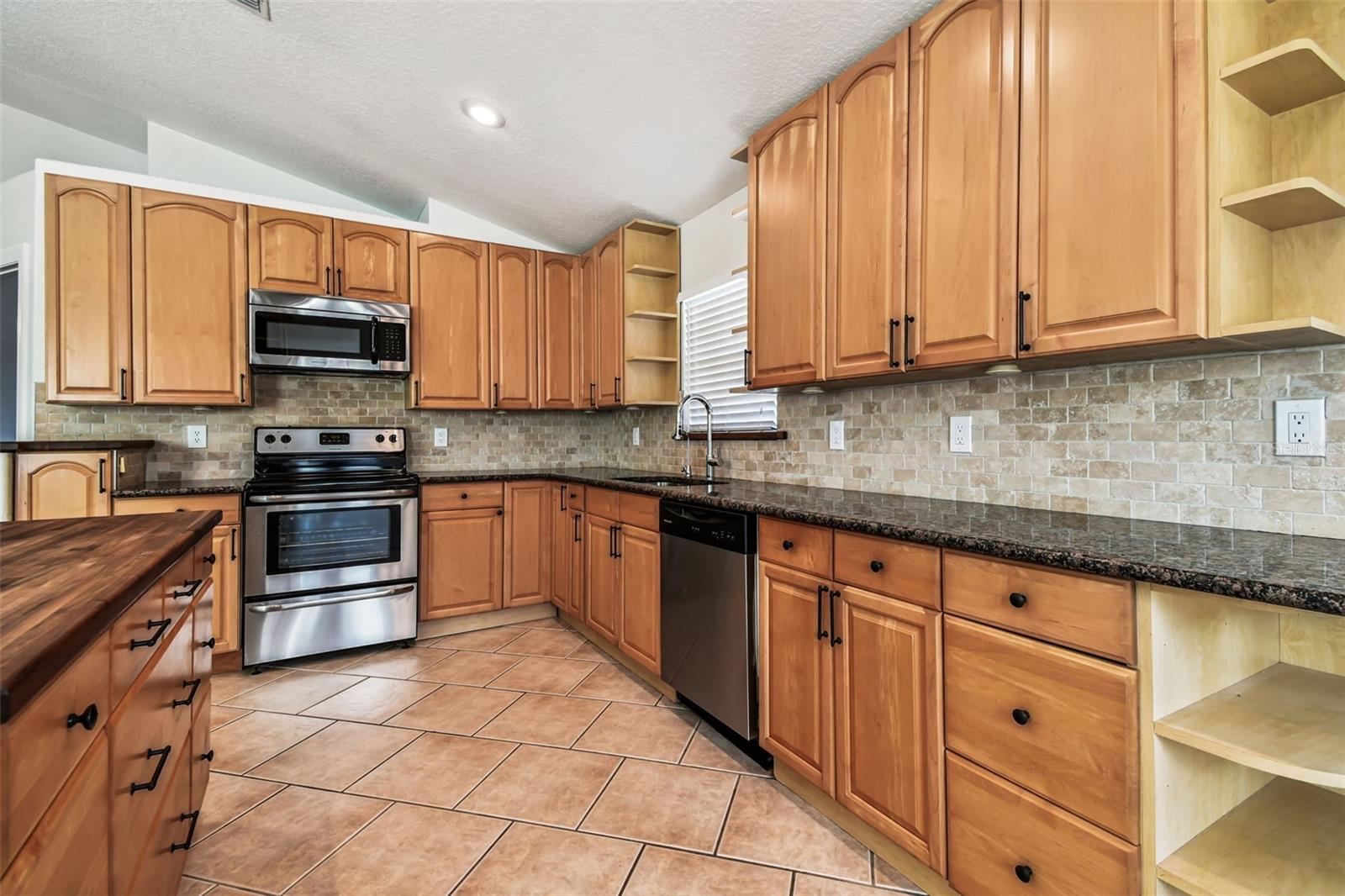 Listing photo id 9 for 13217 Maple Street