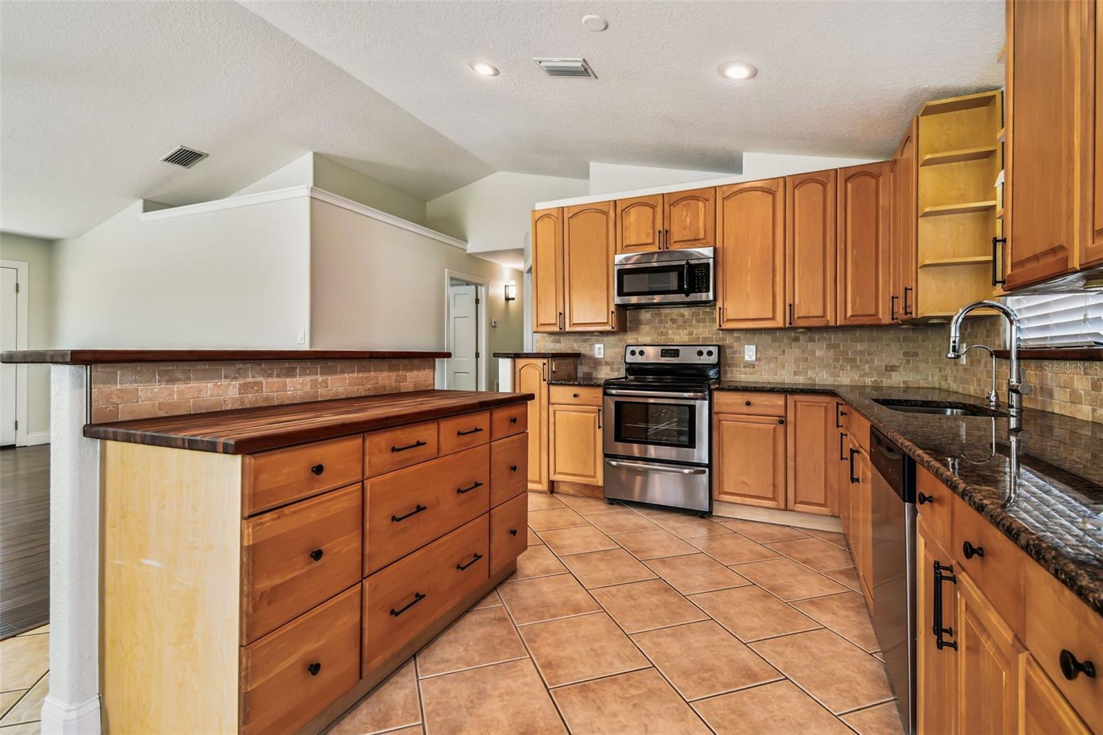 Listing photo id 10 for 13217 Maple Street